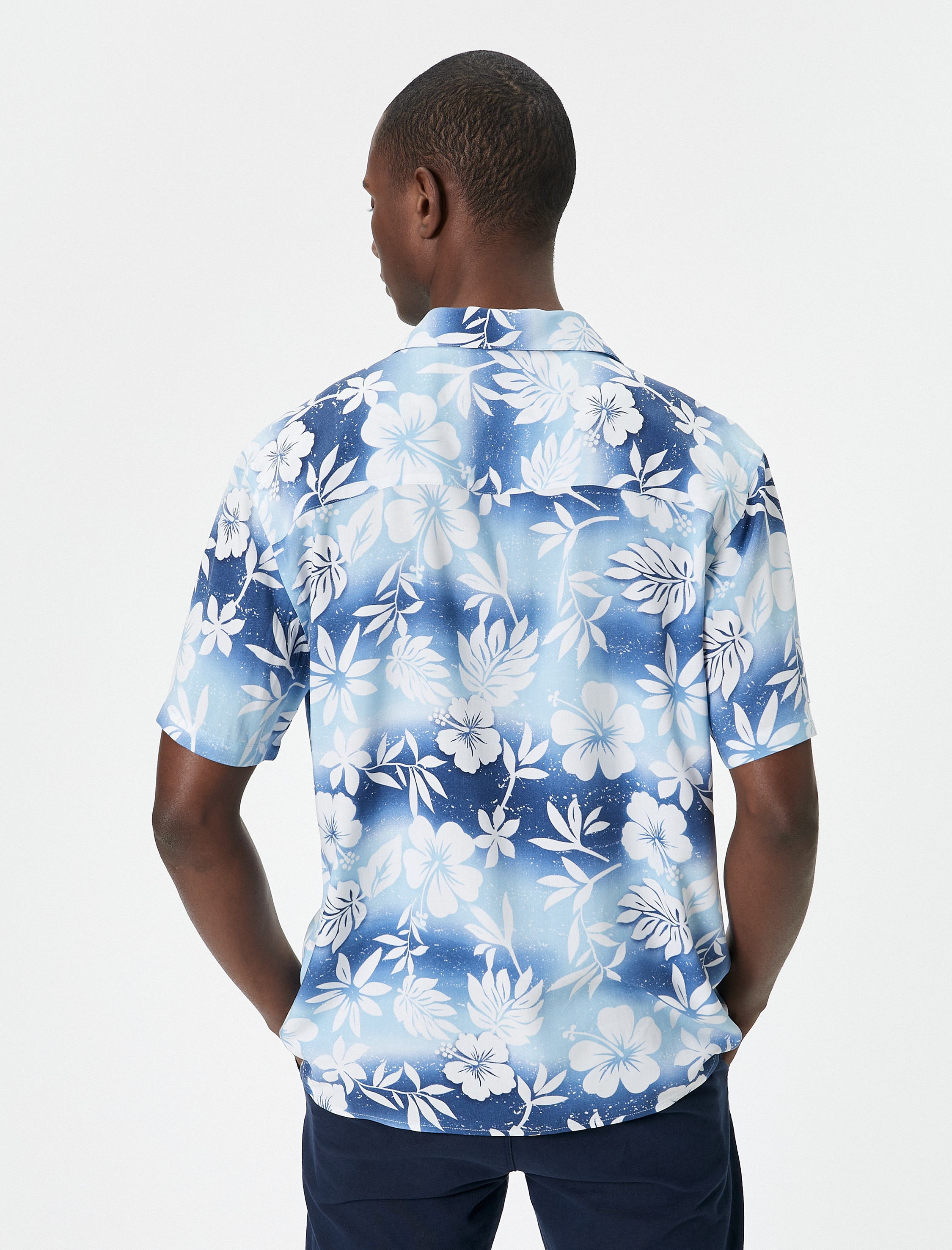   Çiçekli Gömlek Desenli Kısa Kollu Devrik Yaka Viskon Kumaş Regular Fit