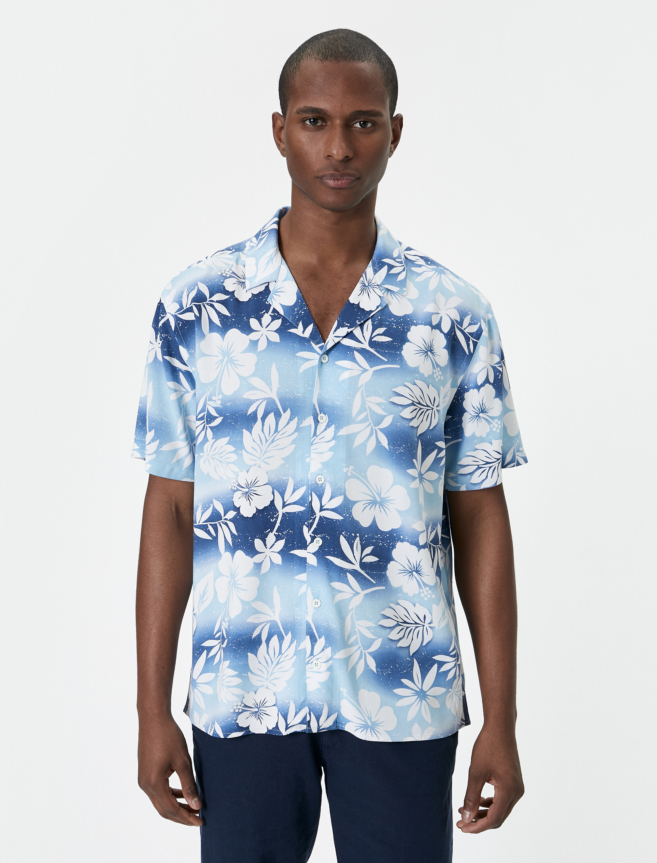   Çiçekli Gömlek Desenli Kısa Kollu Devrik Yaka Viskon Kumaş Regular Fit