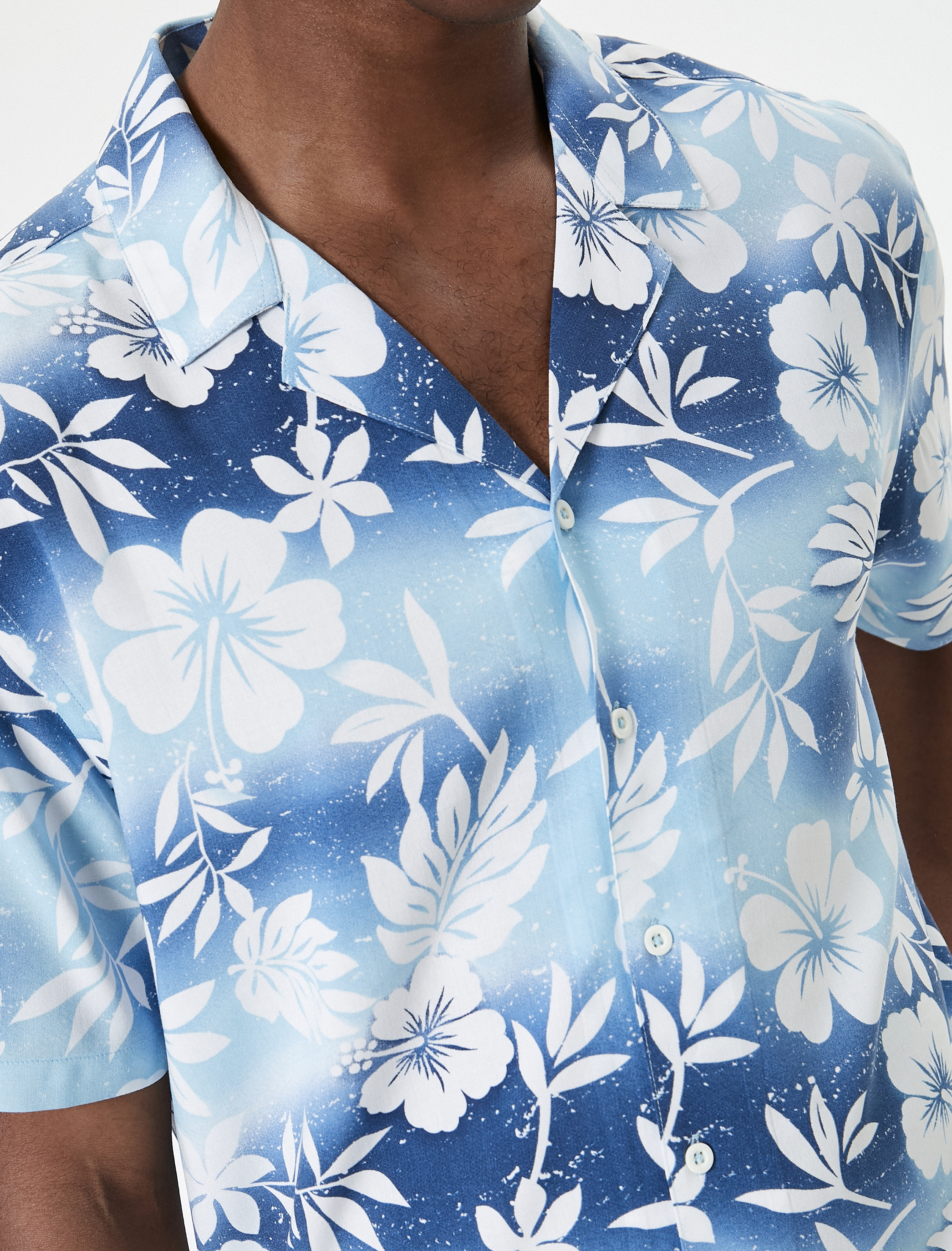   Çiçekli Gömlek Desenli Kısa Kollu Devrik Yaka Viskon Kumaş Regular Fit