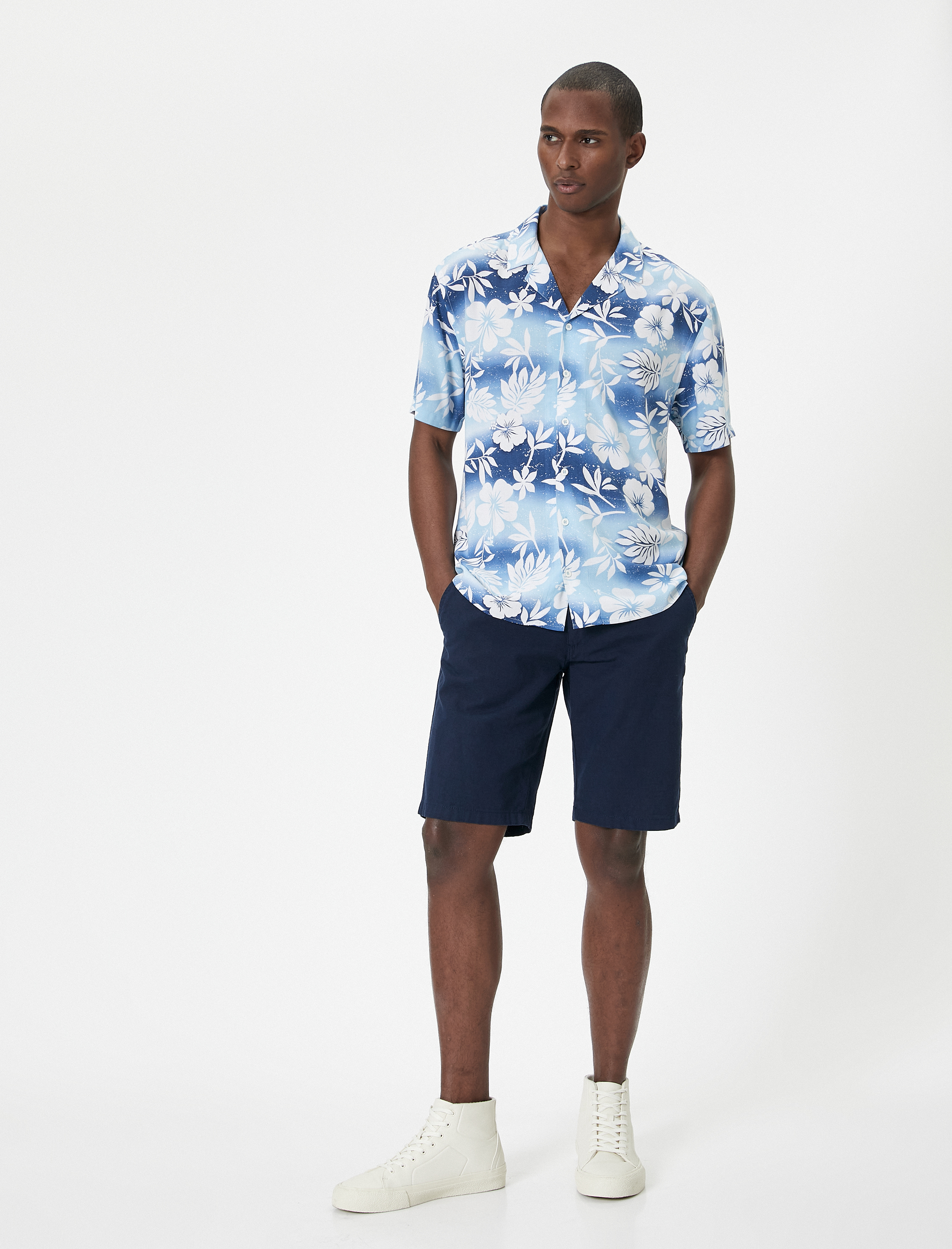   Çiçekli Gömlek Desenli Kısa Kollu Devrik Yaka Viskon Kumaş Regular Fit