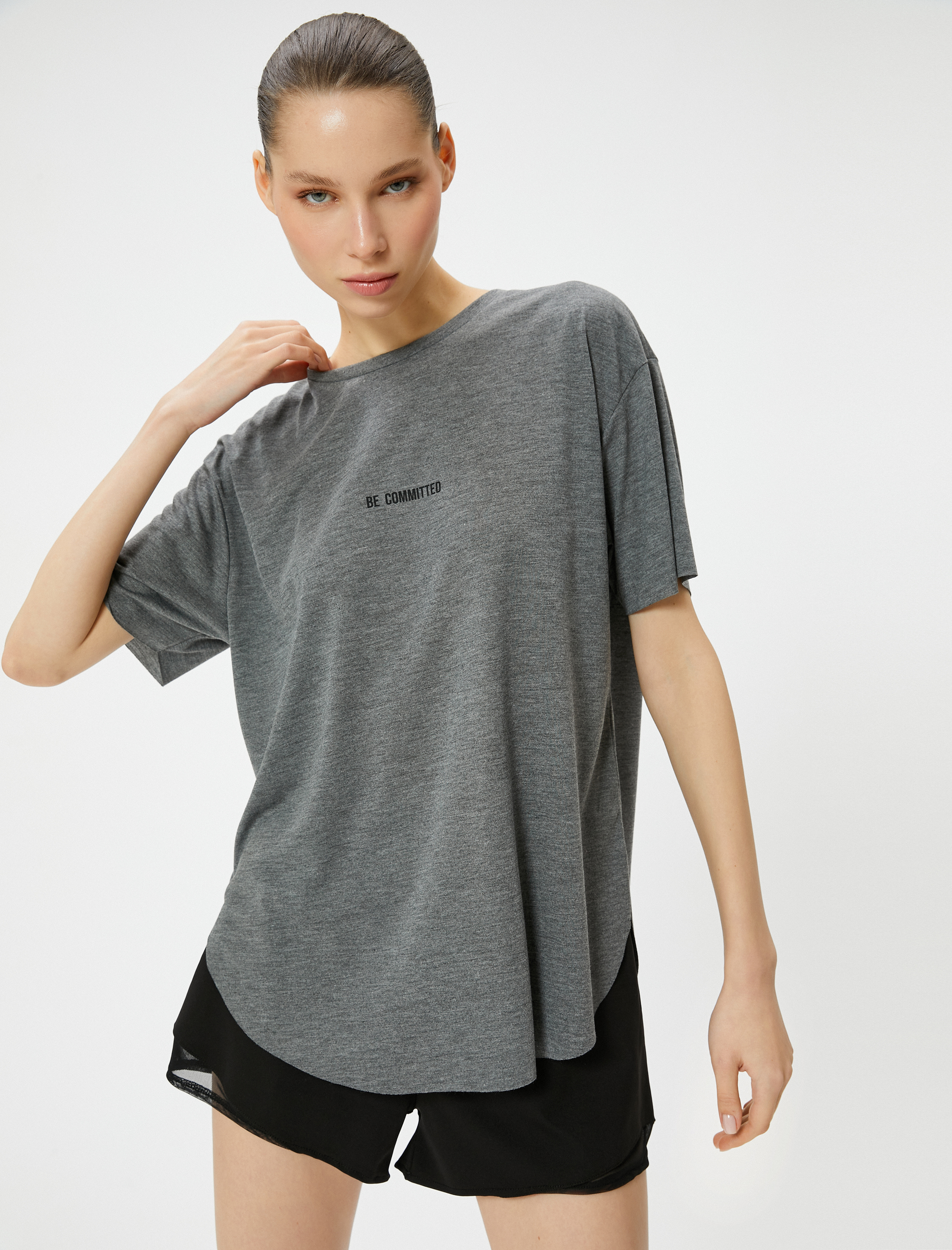   Baskılı Spor Tişört Kısa Kollu Bisiklet Yaka Rahat Kalıp Kesik Etek Ucu Detaylı