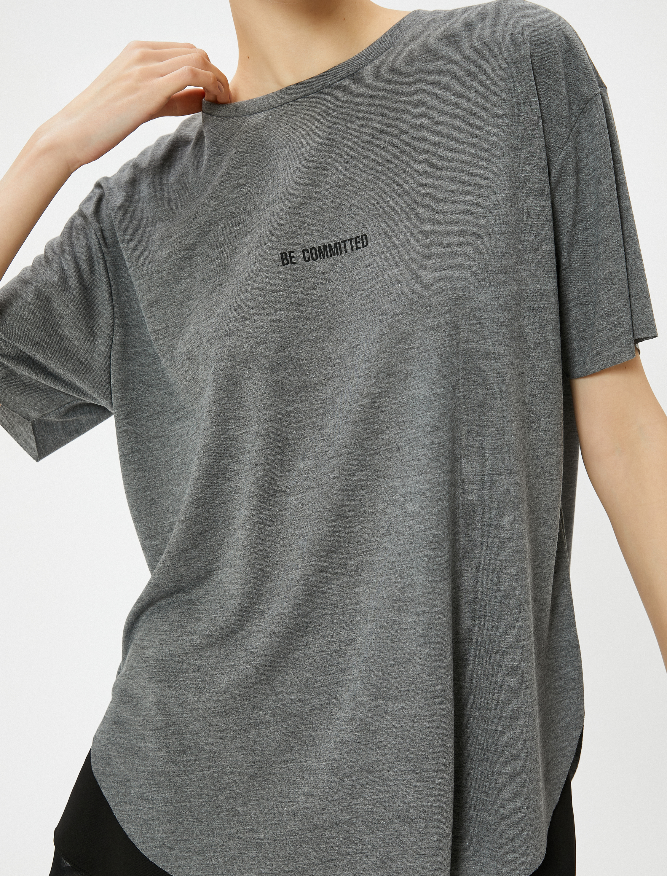   Baskılı Spor Tişört Kısa Kollu Bisiklet Yaka Rahat Kalıp Kesik Etek Ucu Detaylı