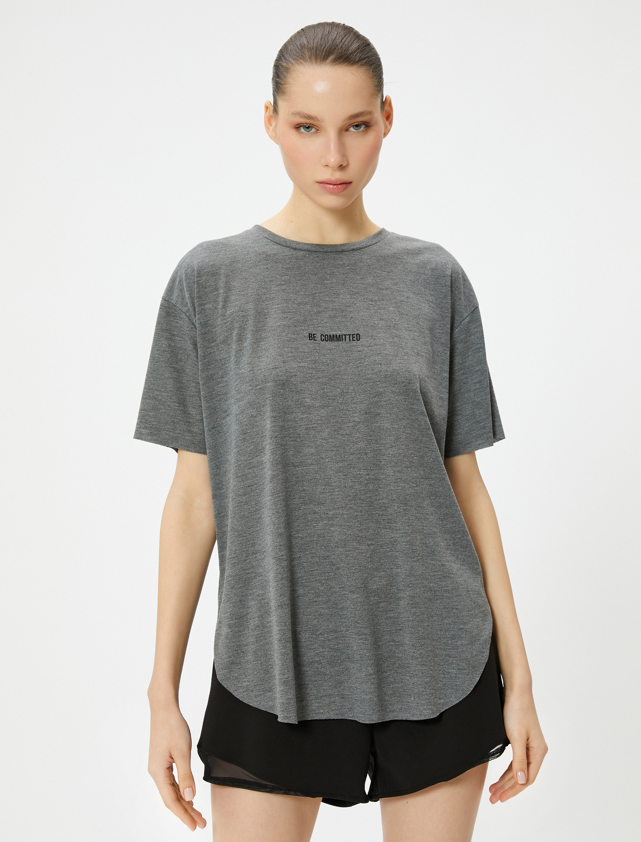   Baskılı Spor Tişört Kısa Kollu Bisiklet Yaka Rahat Kalıp Kesik Etek Ucu Detaylı