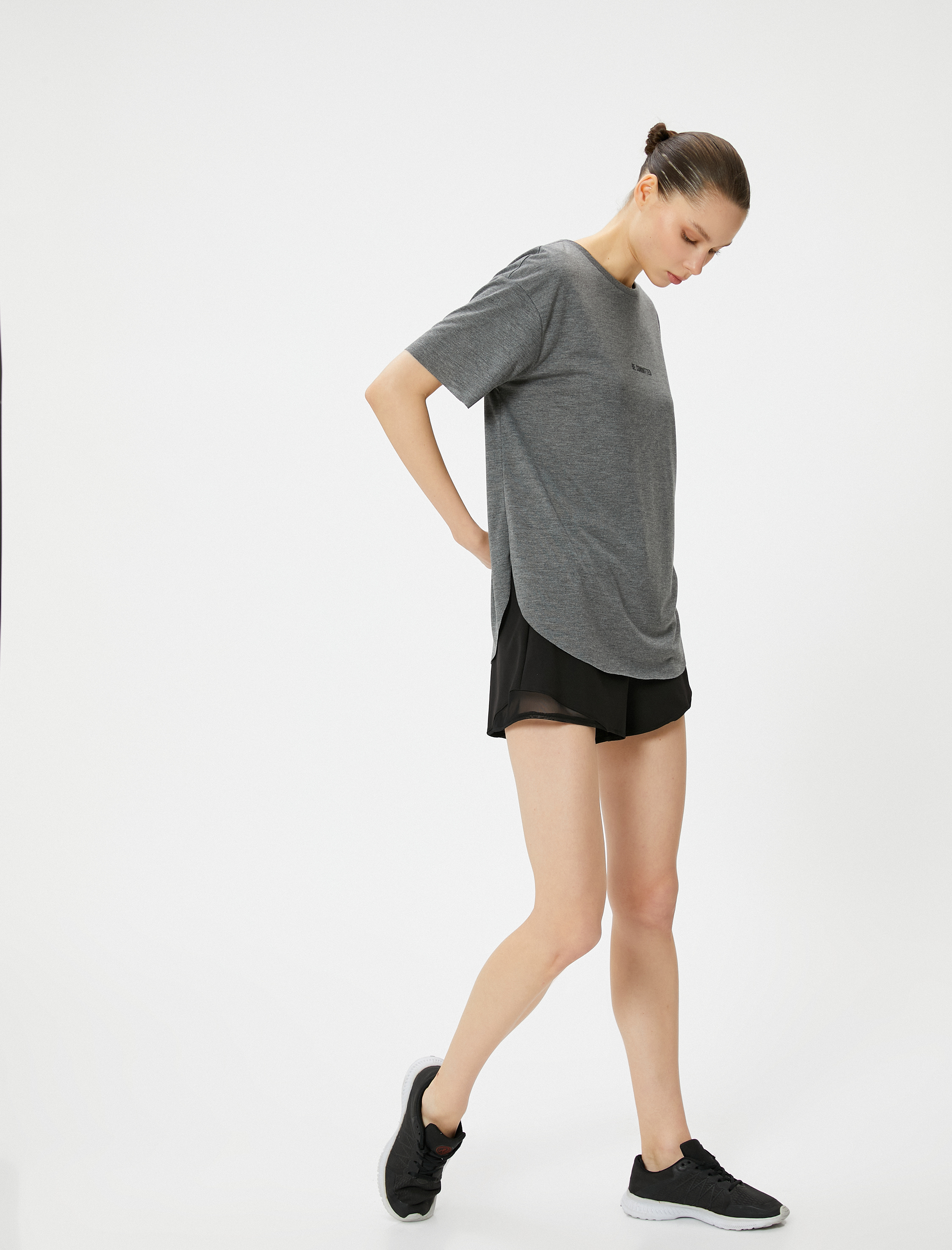   Baskılı Spor Tişört Kısa Kollu Bisiklet Yaka Rahat Kalıp Kesik Etek Ucu Detaylı