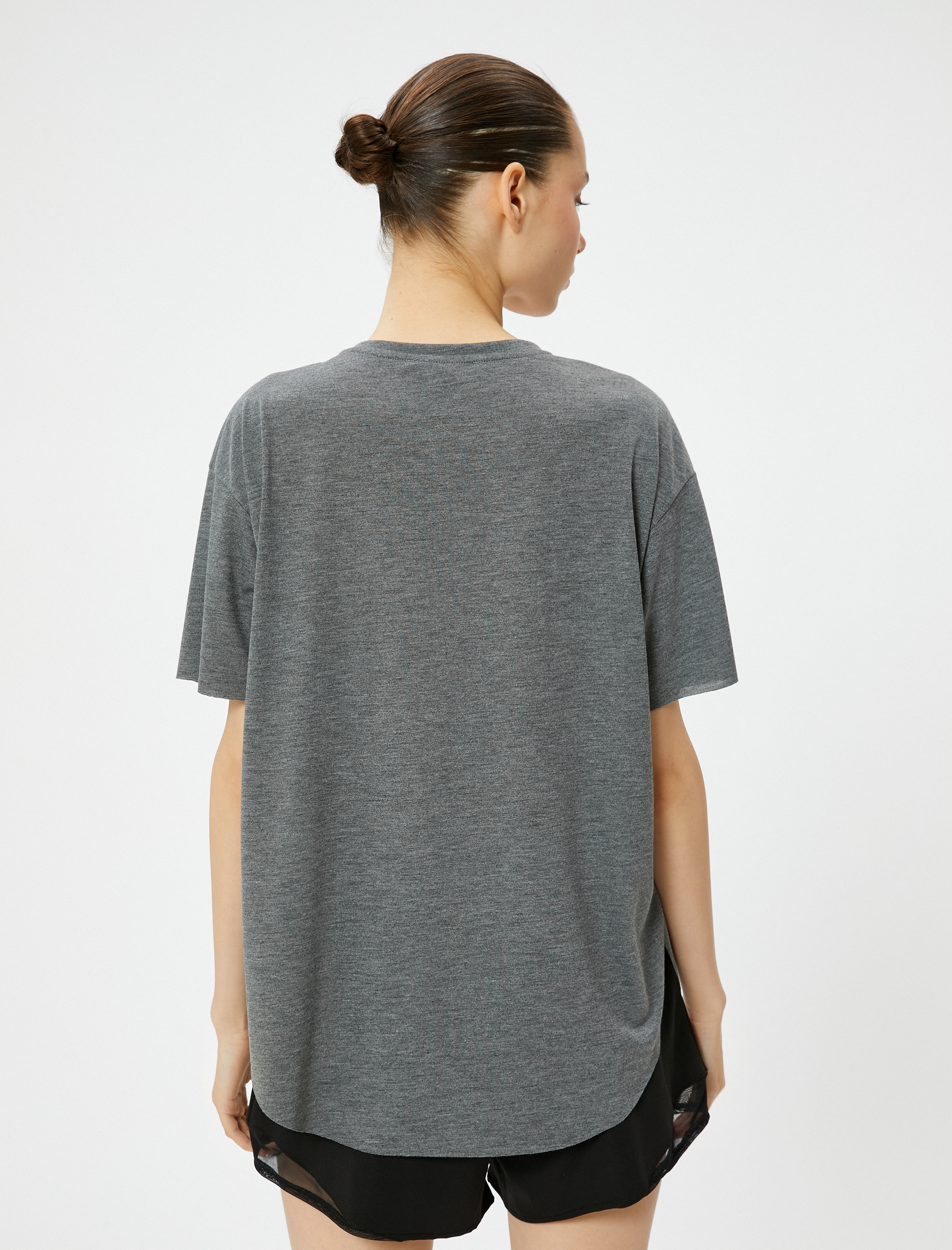   Baskılı Spor Tişört Kısa Kollu Bisiklet Yaka Rahat Kalıp Kesik Etek Ucu Detaylı