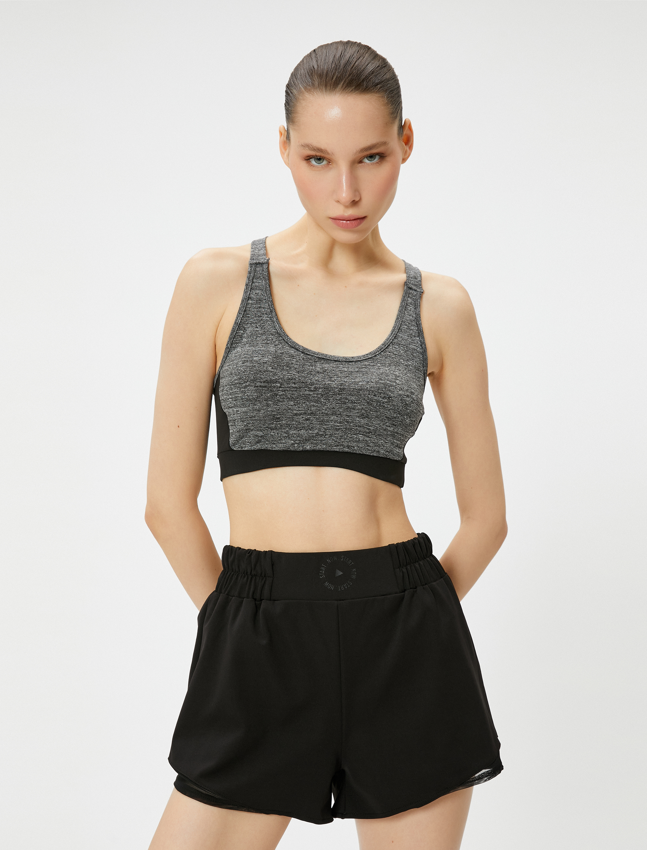   Arkası Pencere Detaylı Sporcu Sütyeni Kaplı Slim Fit U Yaka Parçalı Renk Bloklu