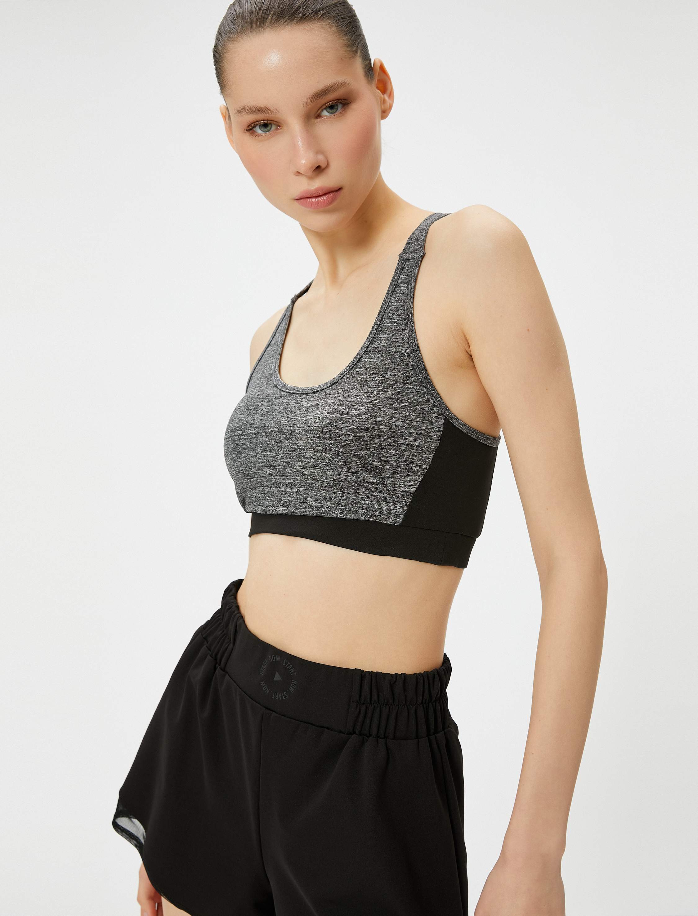   Arkası Pencere Detaylı Sporcu Sütyeni Kaplı Slim Fit U Yaka Parçalı Renk Bloklu