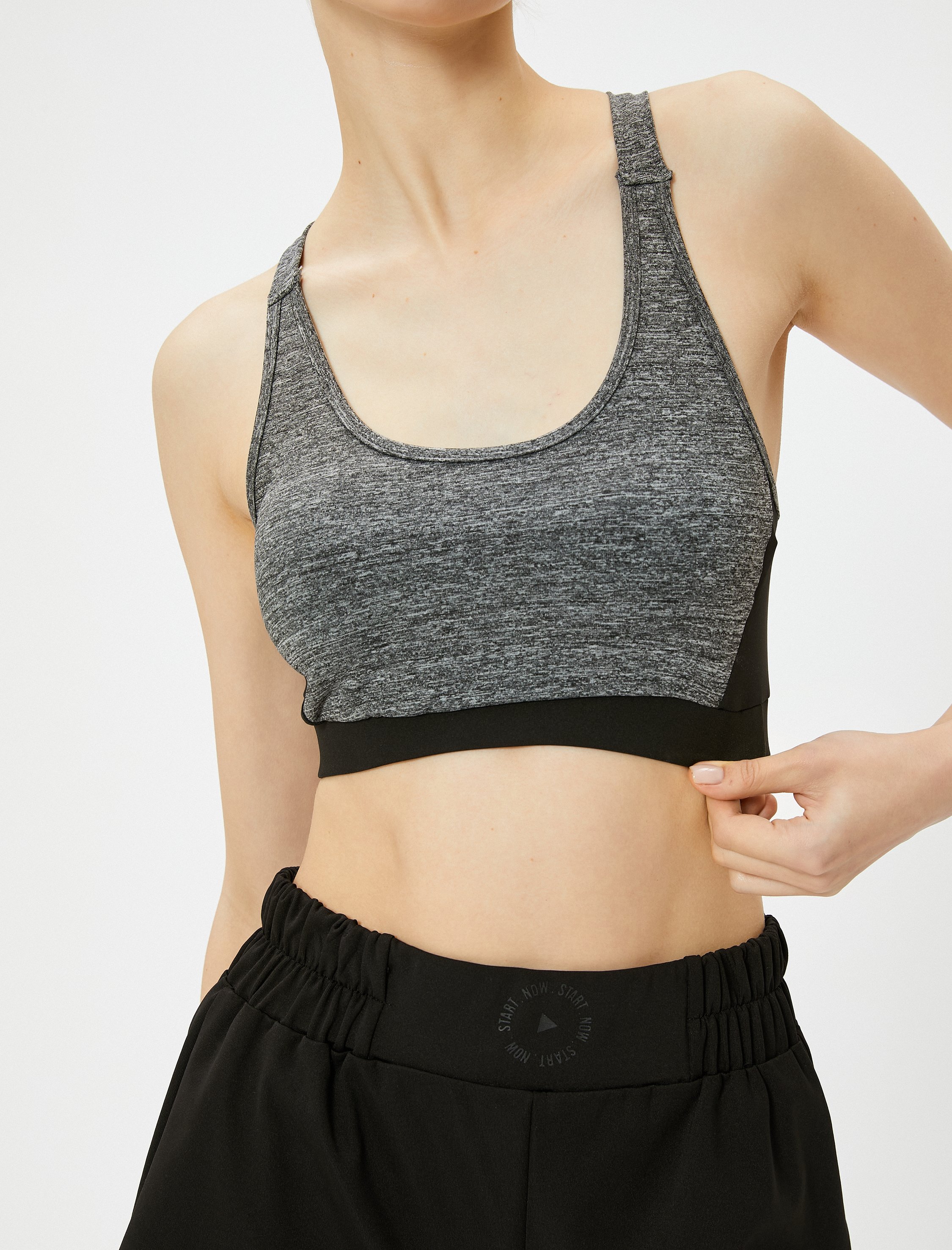   Arkası Pencere Detaylı Sporcu Sütyeni Kaplı Slim Fit U Yaka Parçalı Renk Bloklu