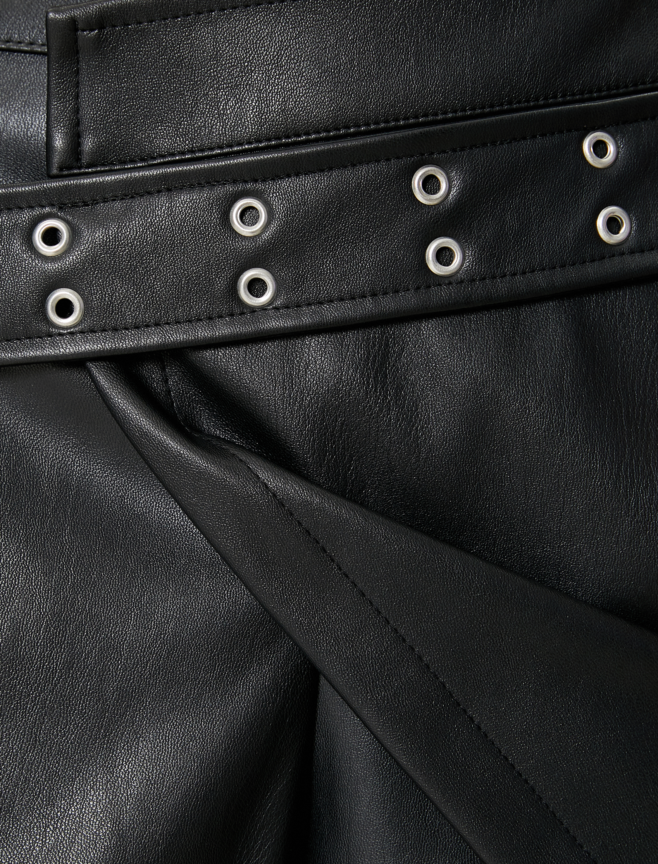   Suni Deri Mini Şort Etek Kruvaze Asimetrik Kemer Detaylı