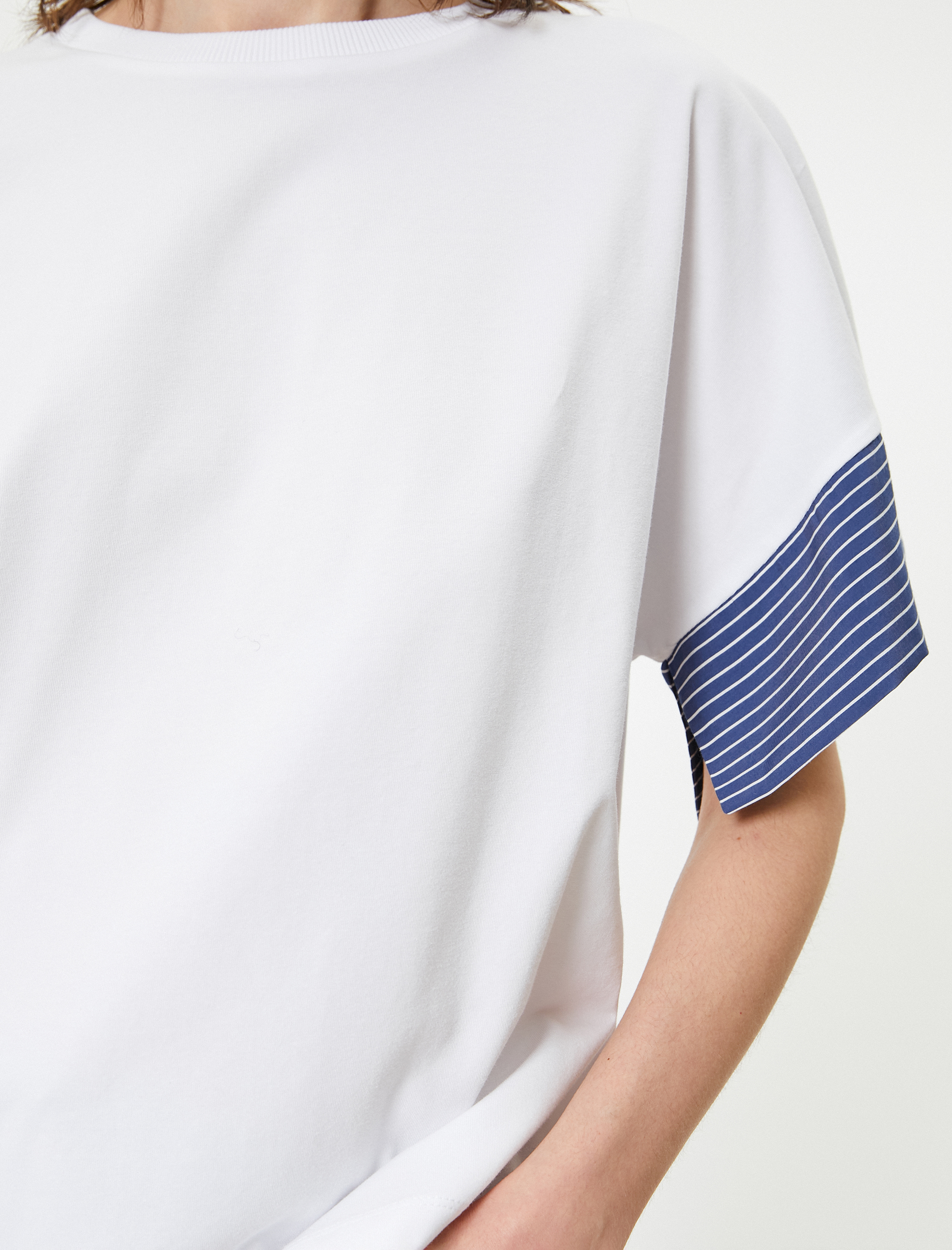   Tişört Kısa Kollu Yırtmaç Detaylı