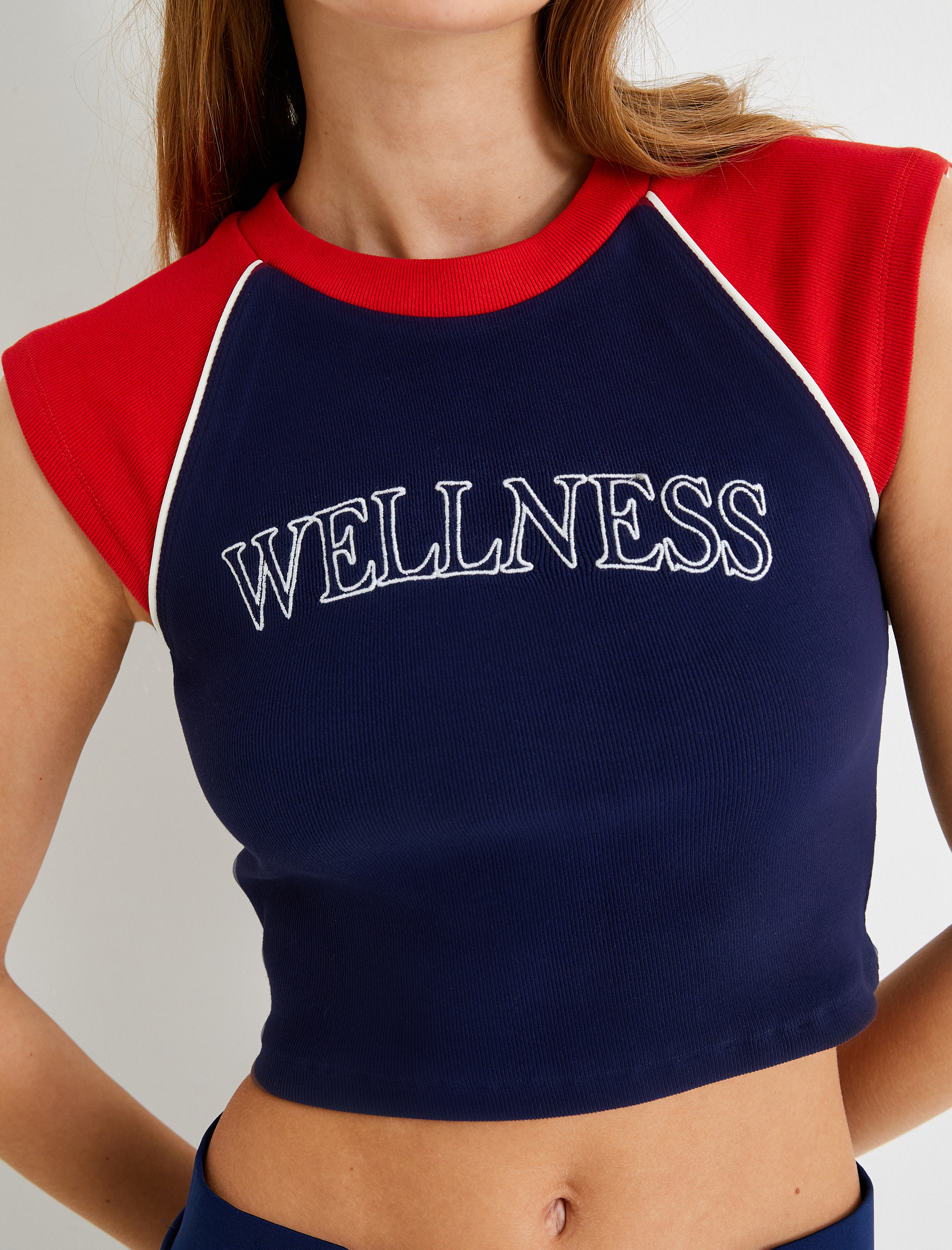   Spor Kolsuz Crop Tişört Renk Bloklu Yuvarlak Yaka Baskılı Ribanalı Slim Fit