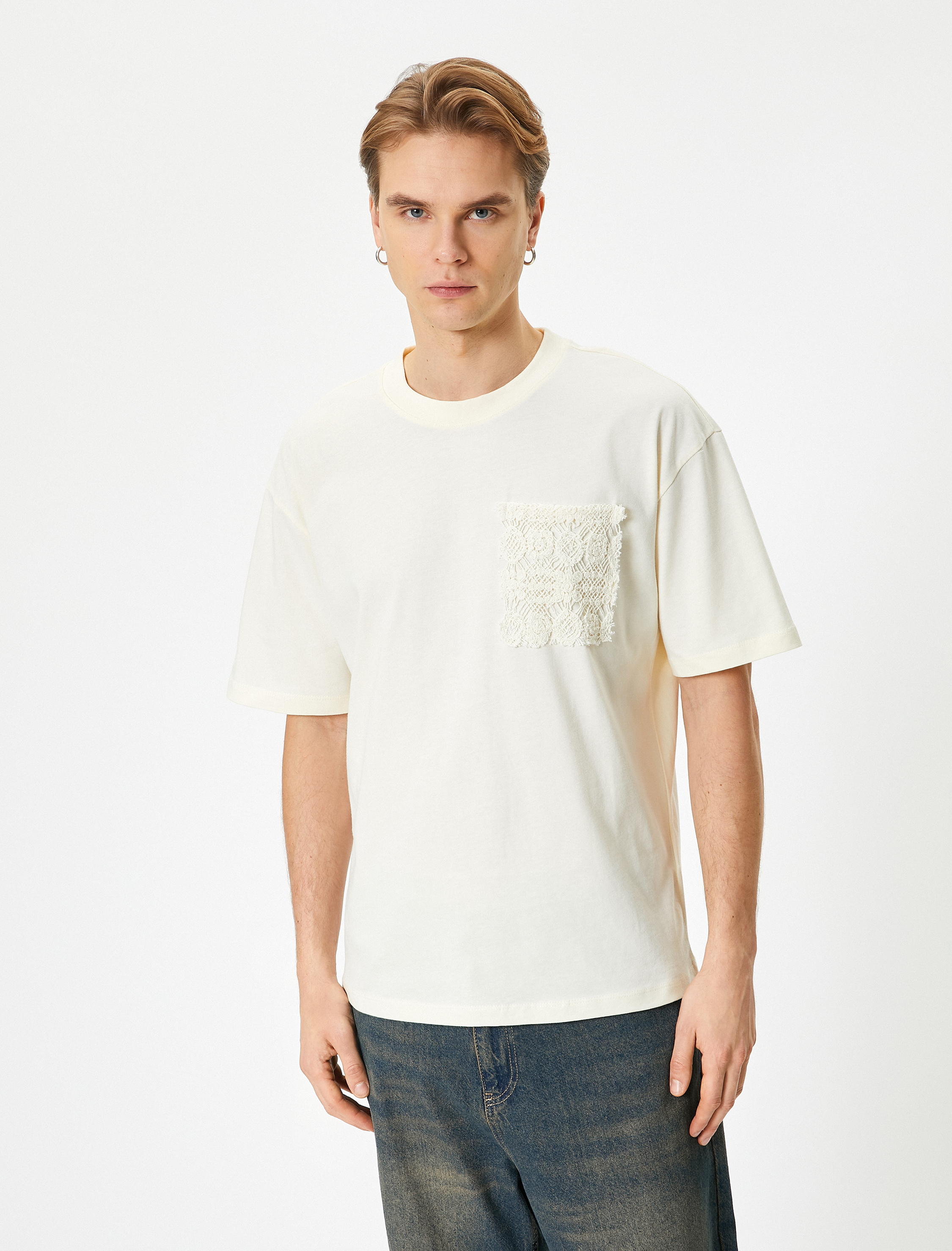   Bisiklet Yaka Tişört Cep Detaylı Nakışlı Kısa Kollu