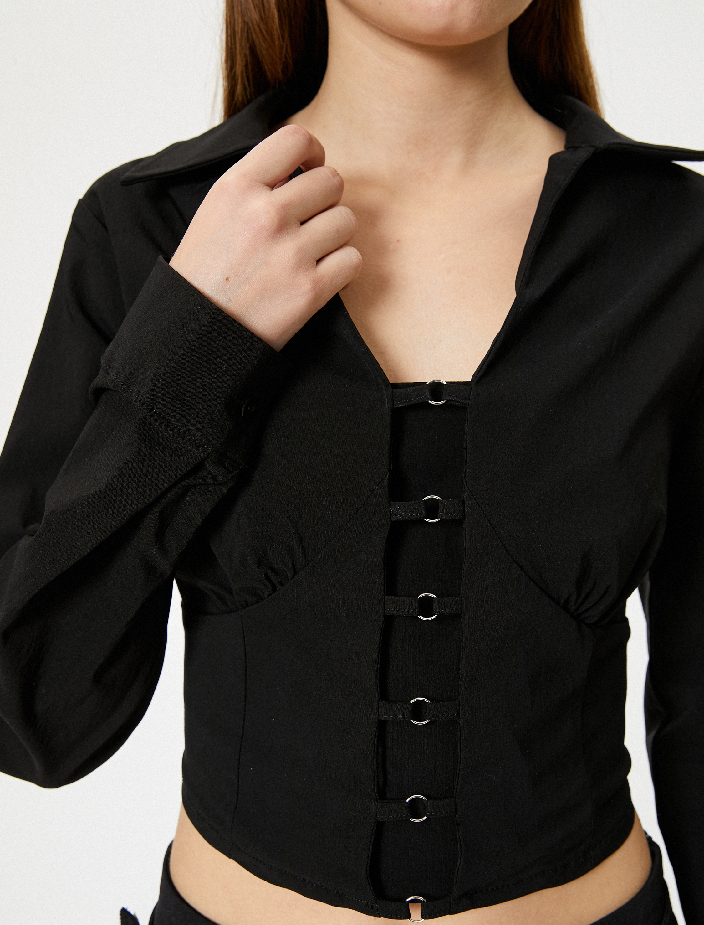   Crop Bluz Uzun Kollu Slim Fit Gömlek Yaka Önü Metal Aksesuar Detaylı