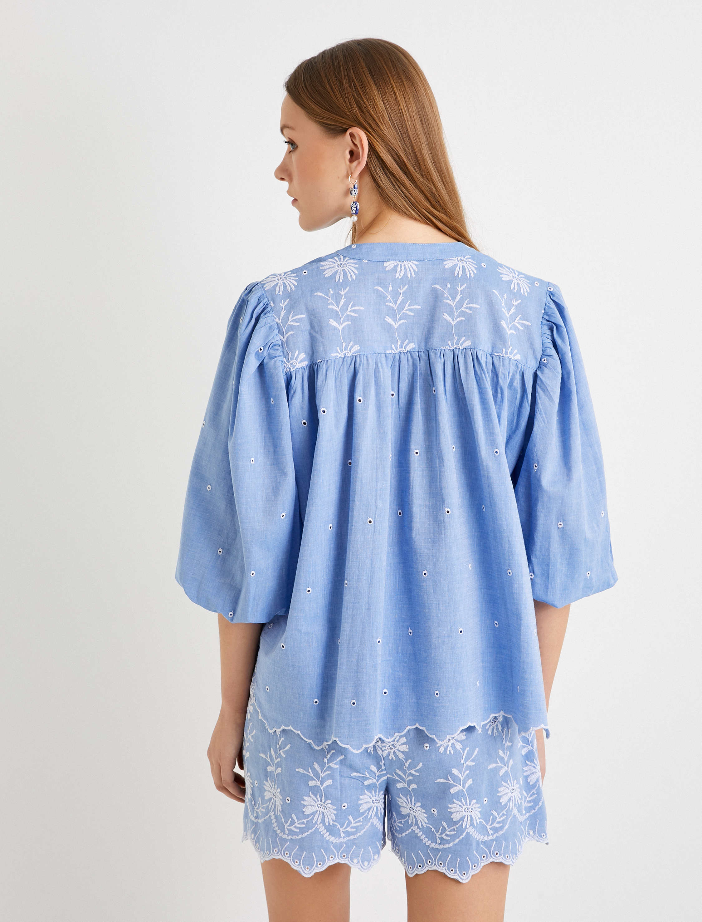   Balon Kol Gömlek Çiçek Nakışlı Hakim Yaka Pamuklu Fistolu