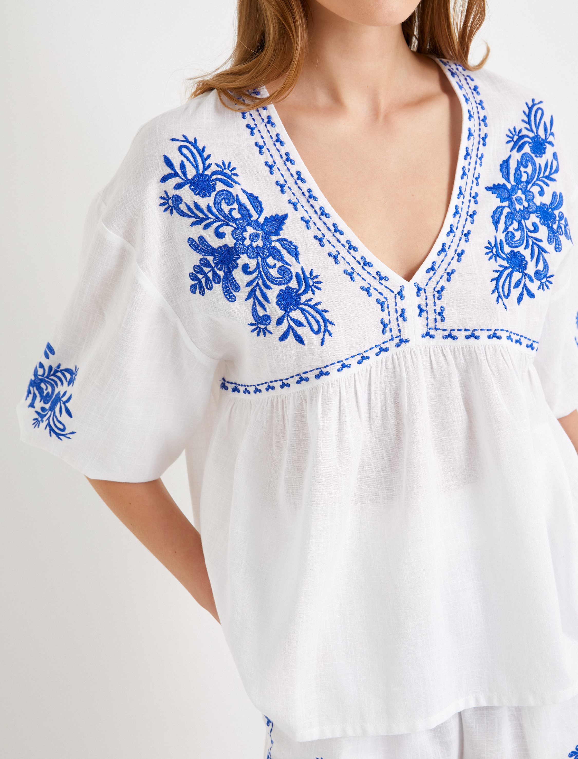   Balon Kol Bluz V Yaka Çiçek Nakışlı Pamuklu