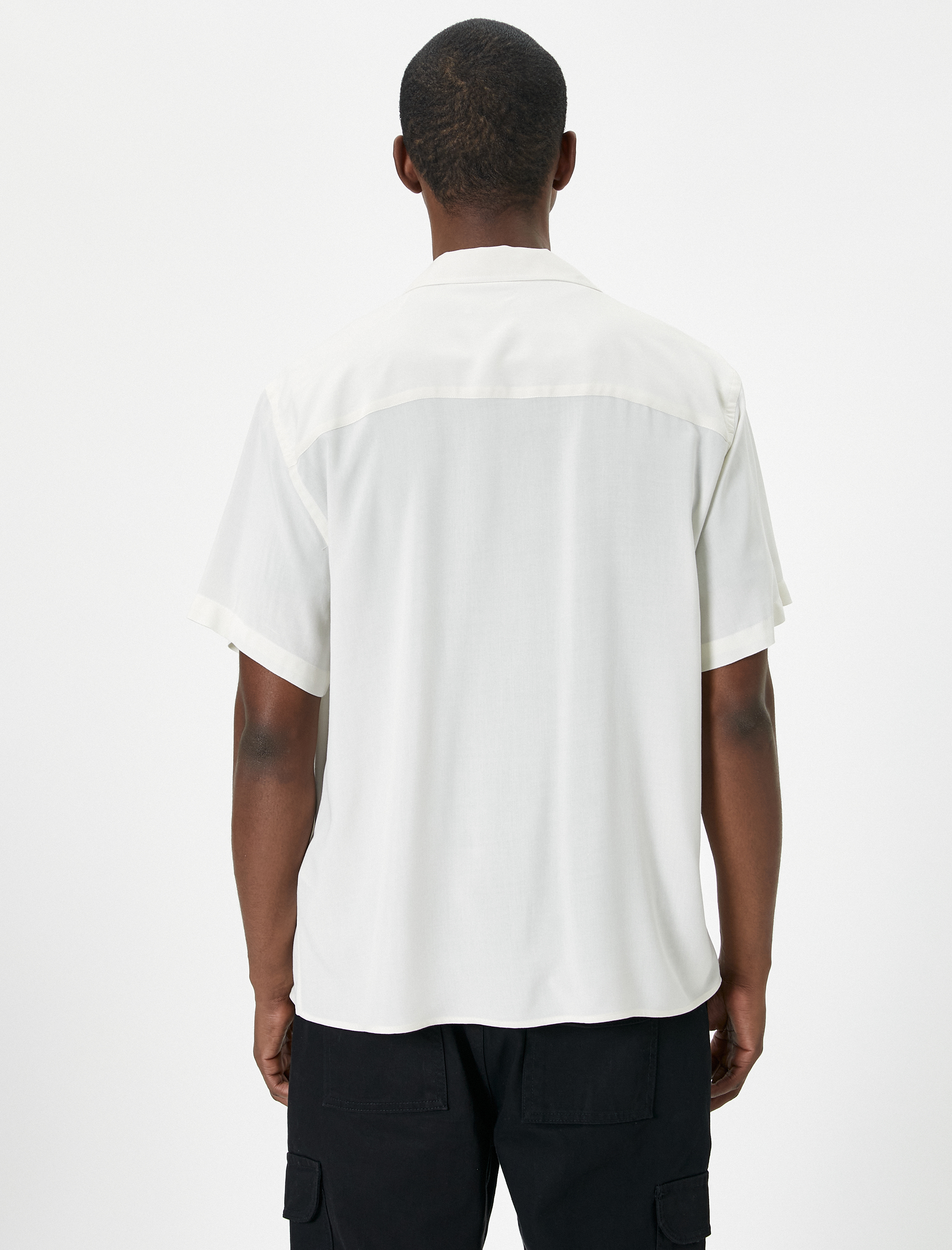 Yazlık Gömlek Kısa Kollu Devrik Yaka Düğmeli Viskon Kumaş Regular Fit