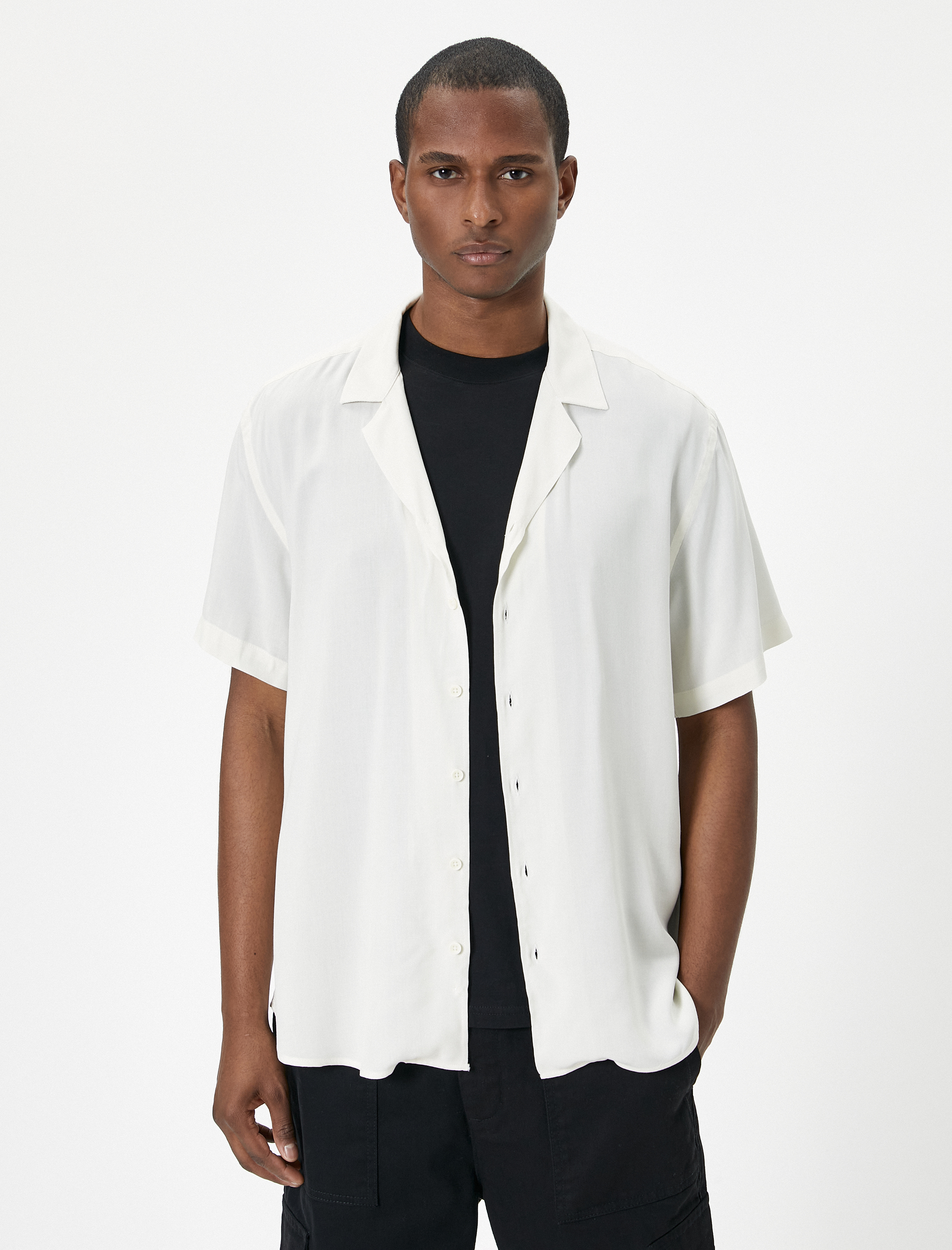 Yazlık Gömlek Kısa Kollu Devrik Yaka Düğmeli Viskon Kumaş Regular Fit