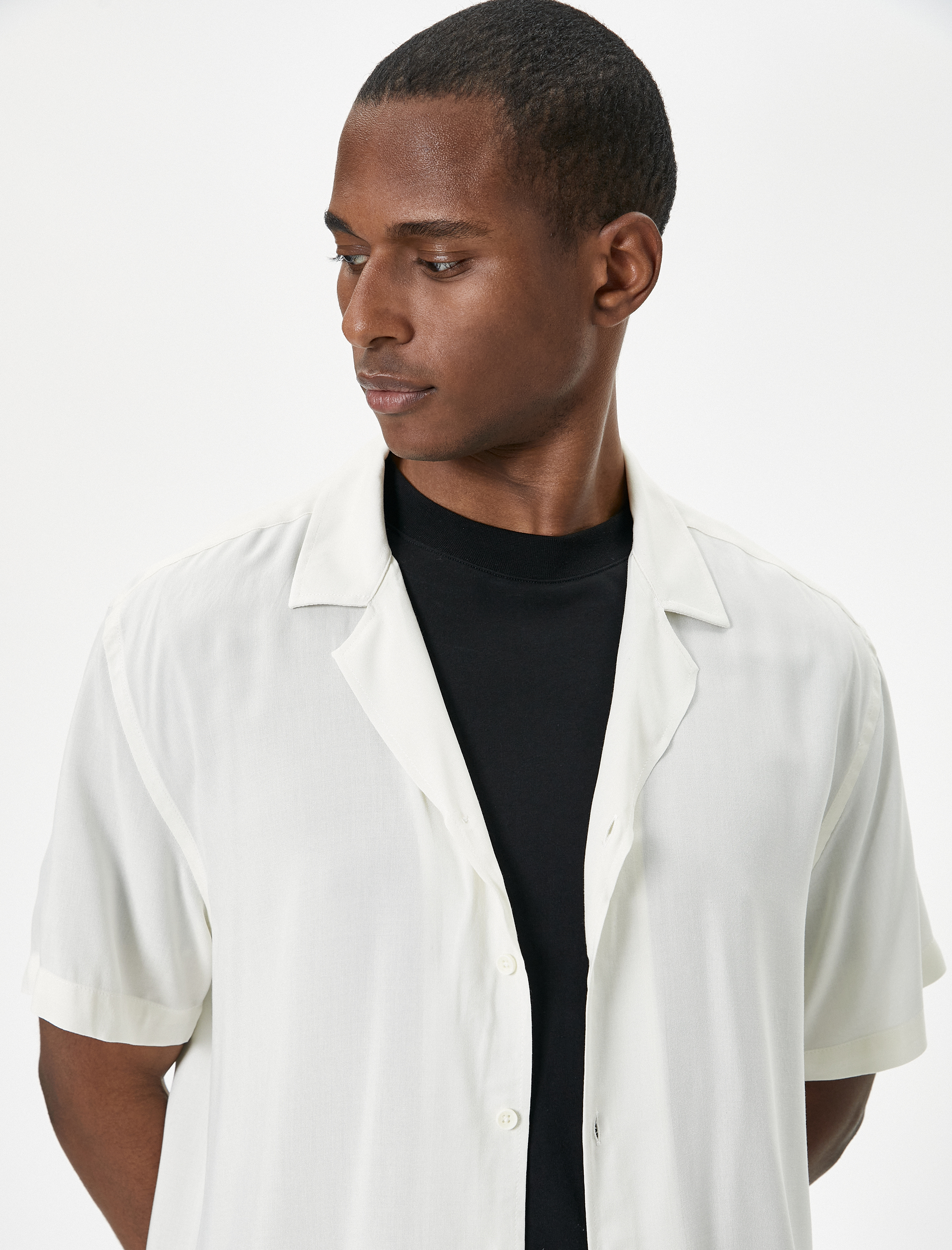 Yazlık Gömlek Kısa Kollu Devrik Yaka Düğmeli Viskon Kumaş Regular Fit