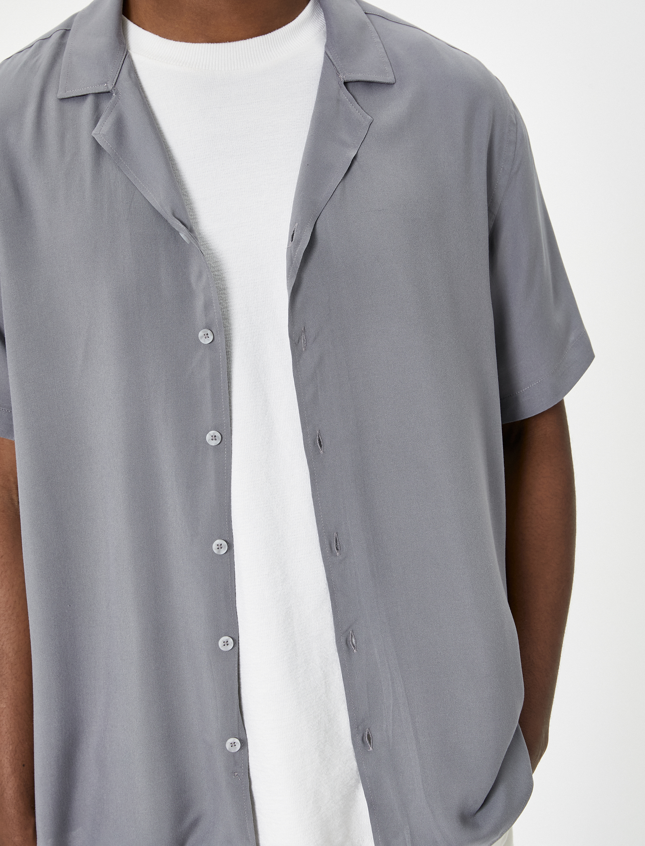 Yazlık Gömlek Kısa Kollu Devrik Yaka Düğmeli Viskon Kumaş Regular Fit