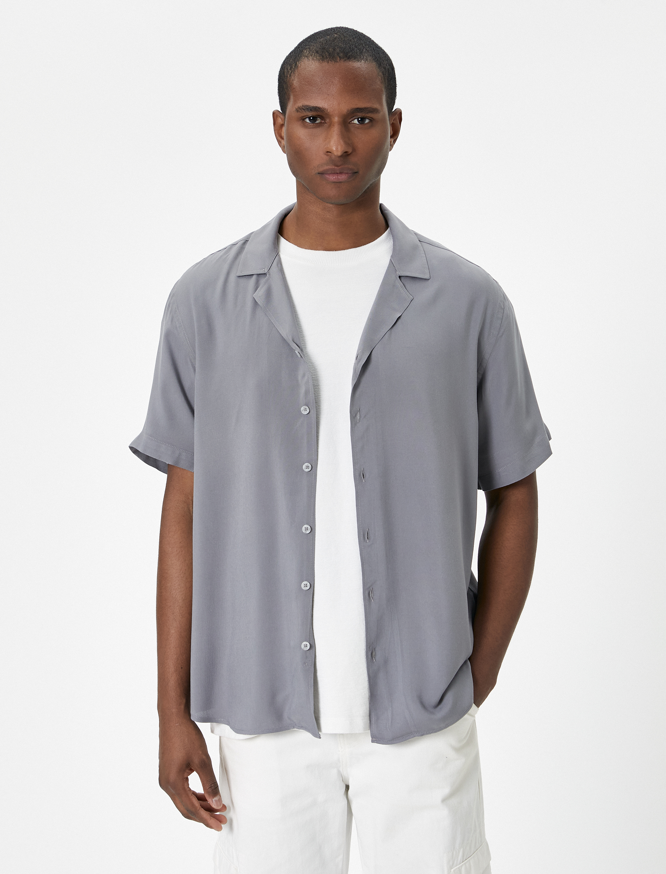 Yazlık Gömlek Kısa Kollu Devrik Yaka Düğmeli Viskon Kumaş Regular Fit