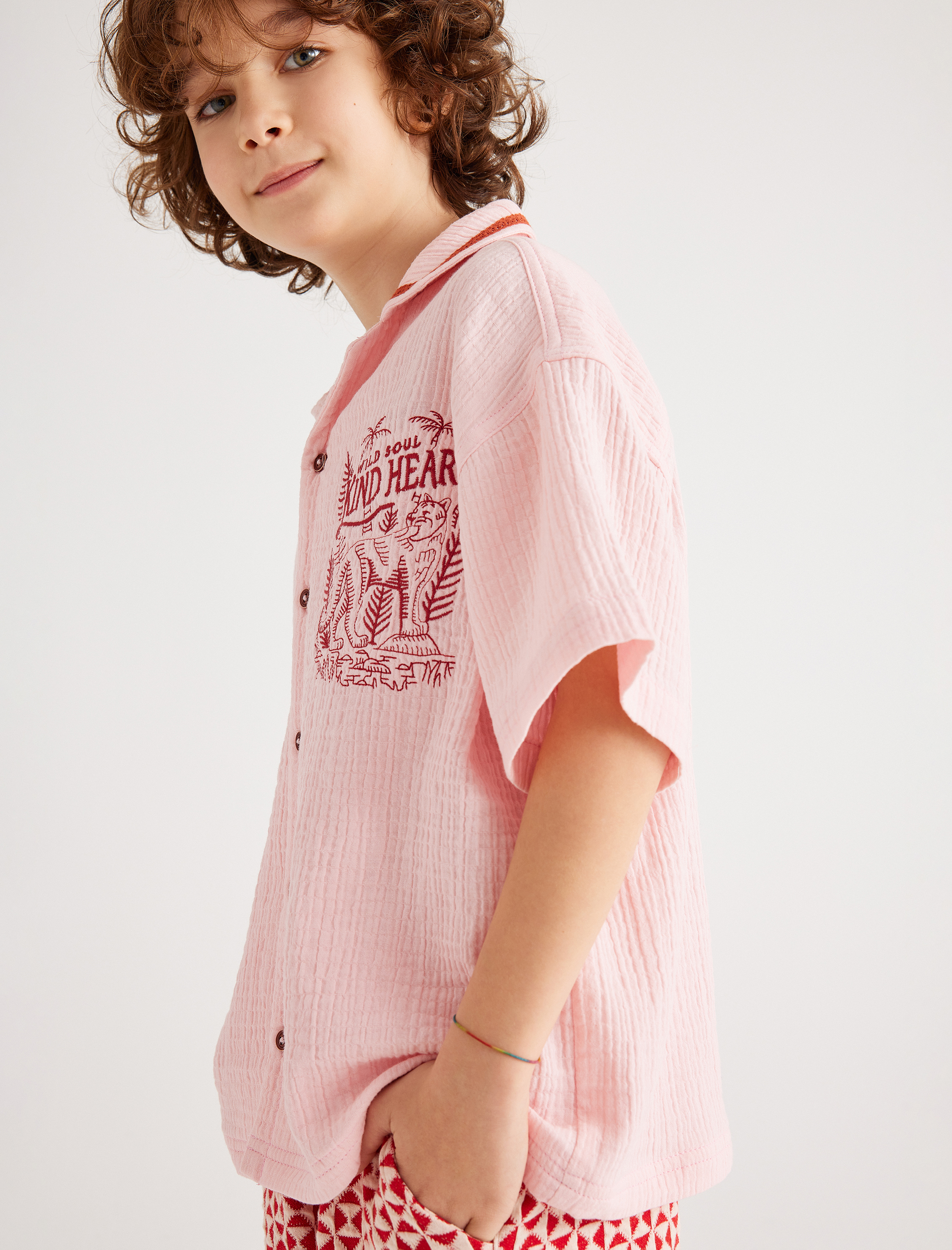  Erkek Çocuk Müslin Gömlek Kısa Kollu İşleme Detaylı Dokulu