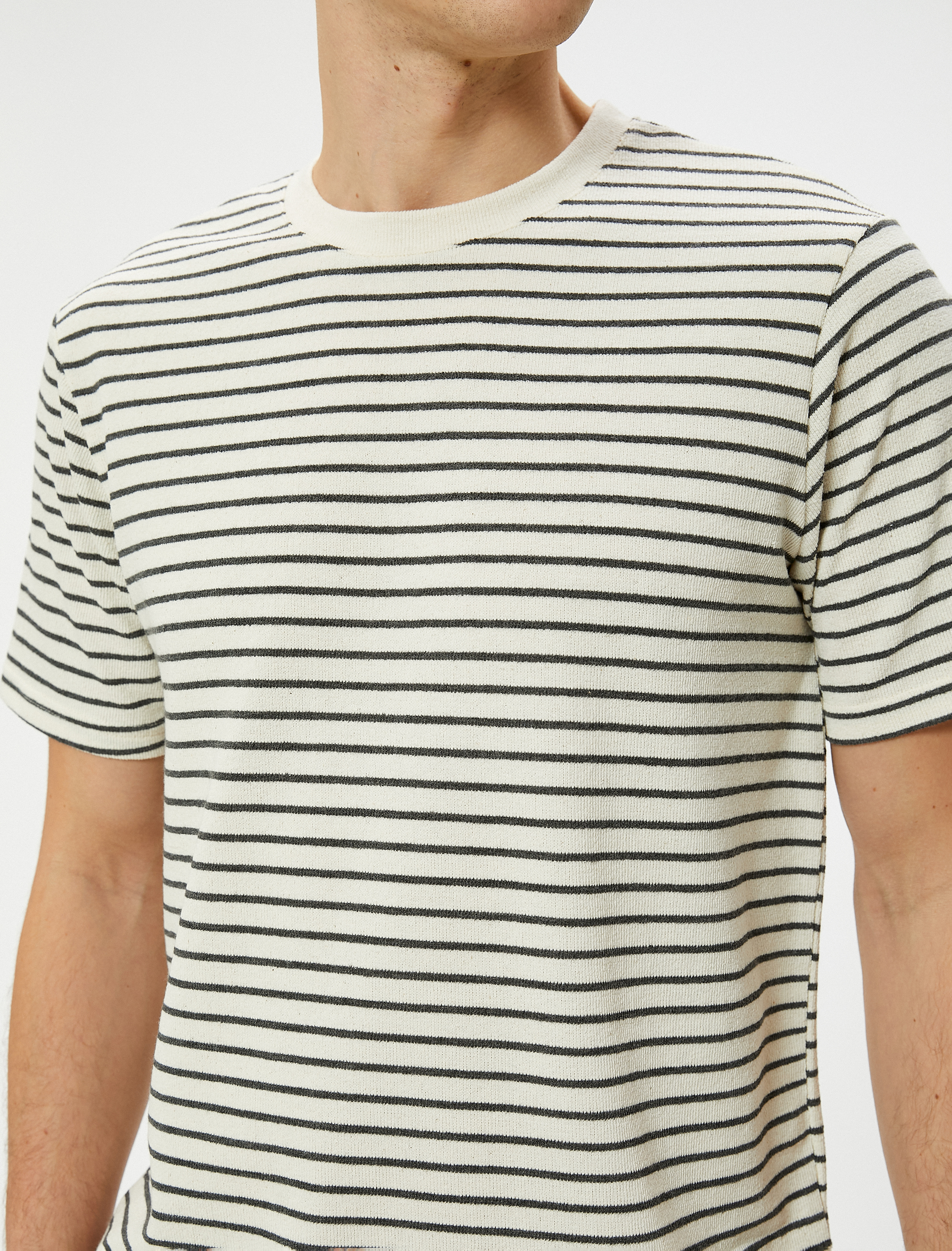   Basic Tişört Bisiklet Yaka Rahat Kesim Dokulu Viskon Karışımlı