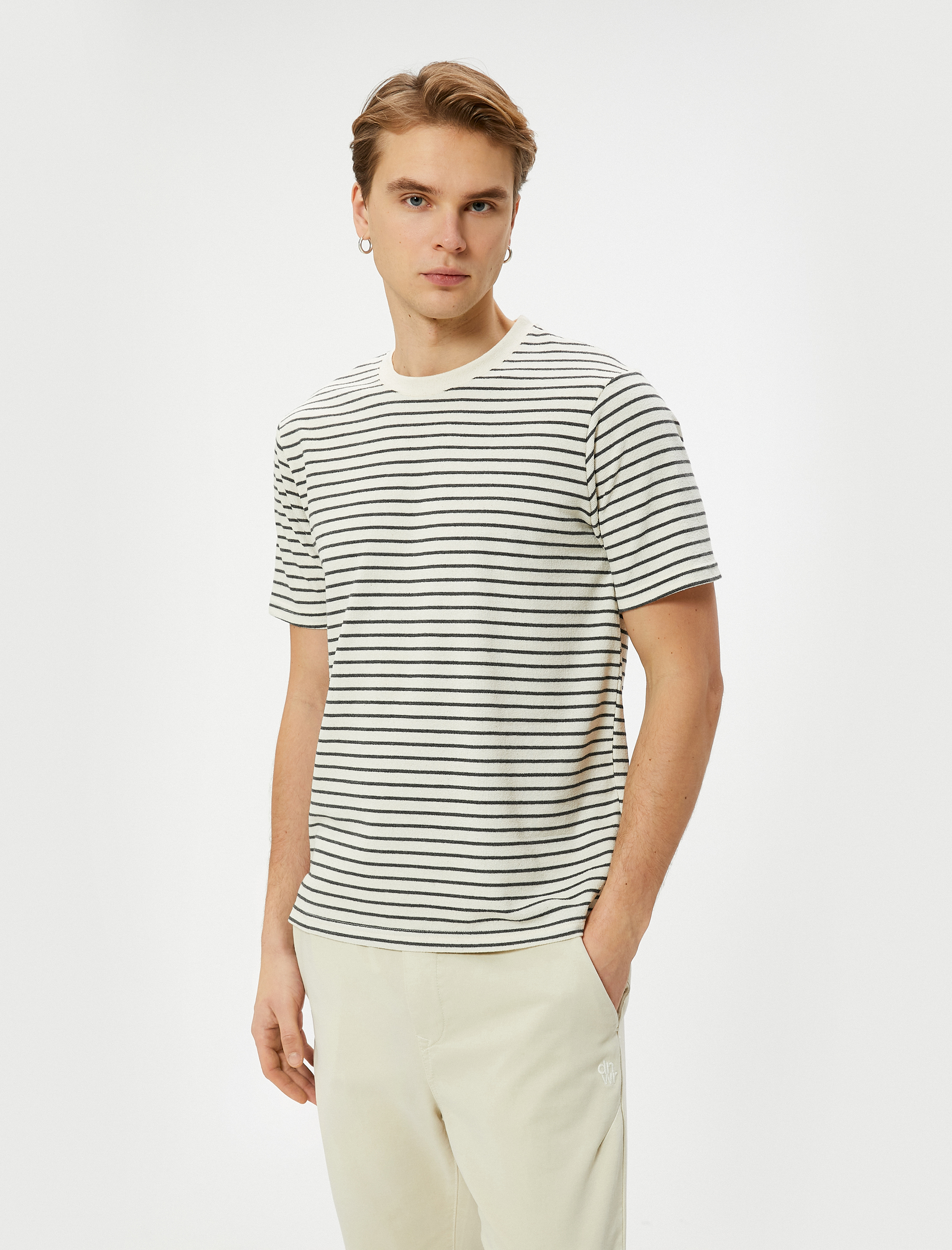   Basic Tişört Bisiklet Yaka Rahat Kesim Dokulu Viskon Karışımlı