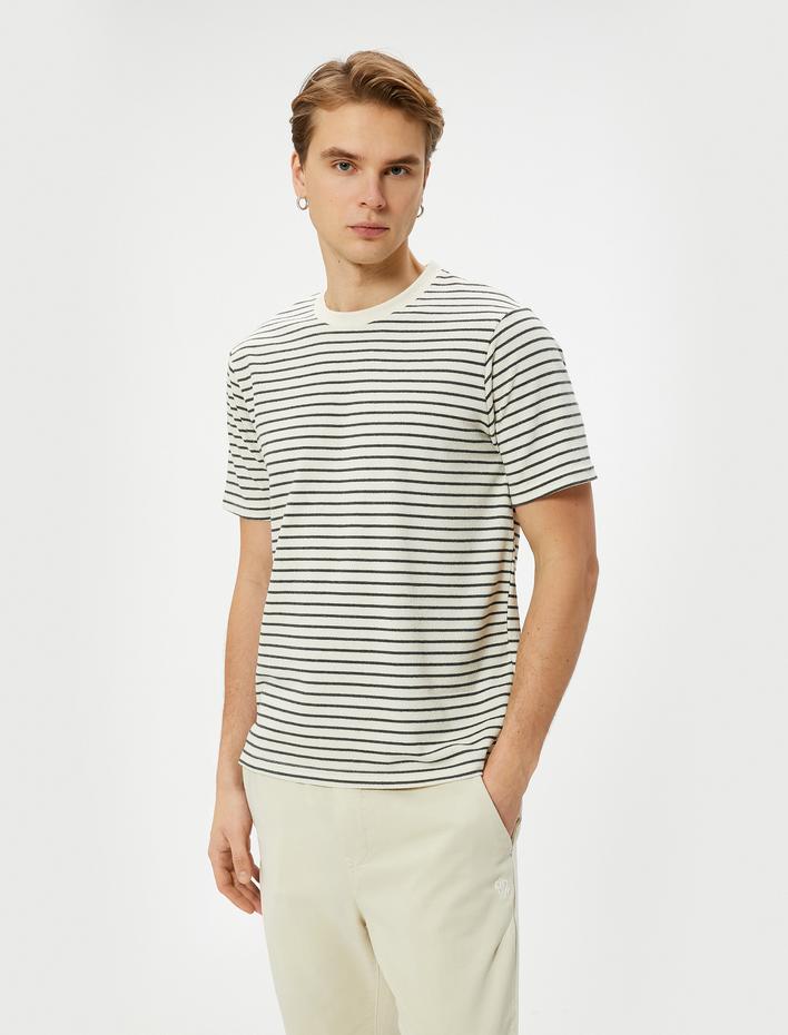  Basic Tişört Bisiklet Yaka Rahat Kesim Dokulu Viskon Karışımlı