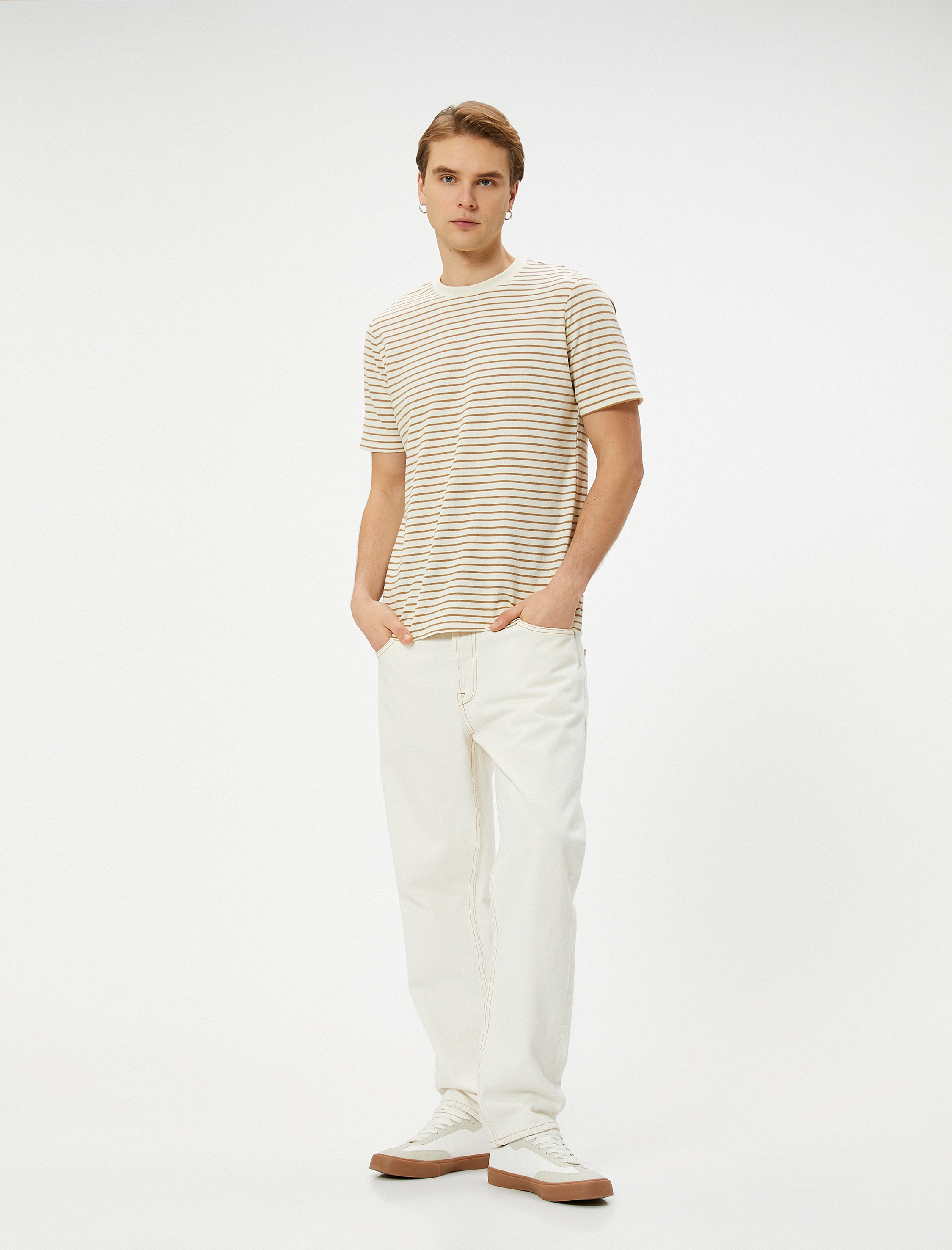   Basic Tişört Bisiklet Yaka Rahat Kesim Dokulu Viskon Karışımlı