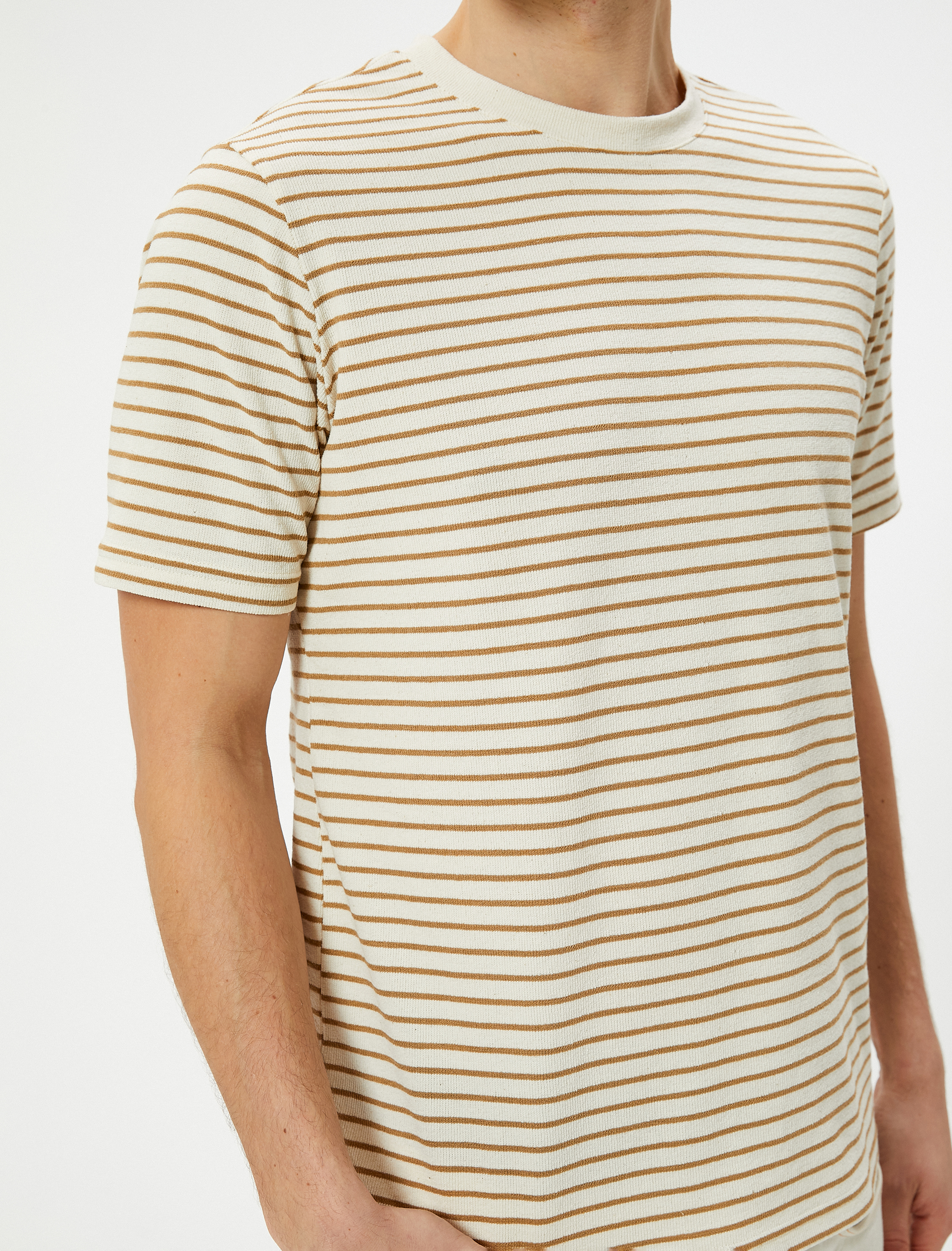   Basic Tişört Bisiklet Yaka Rahat Kesim Dokulu Viskon Karışımlı