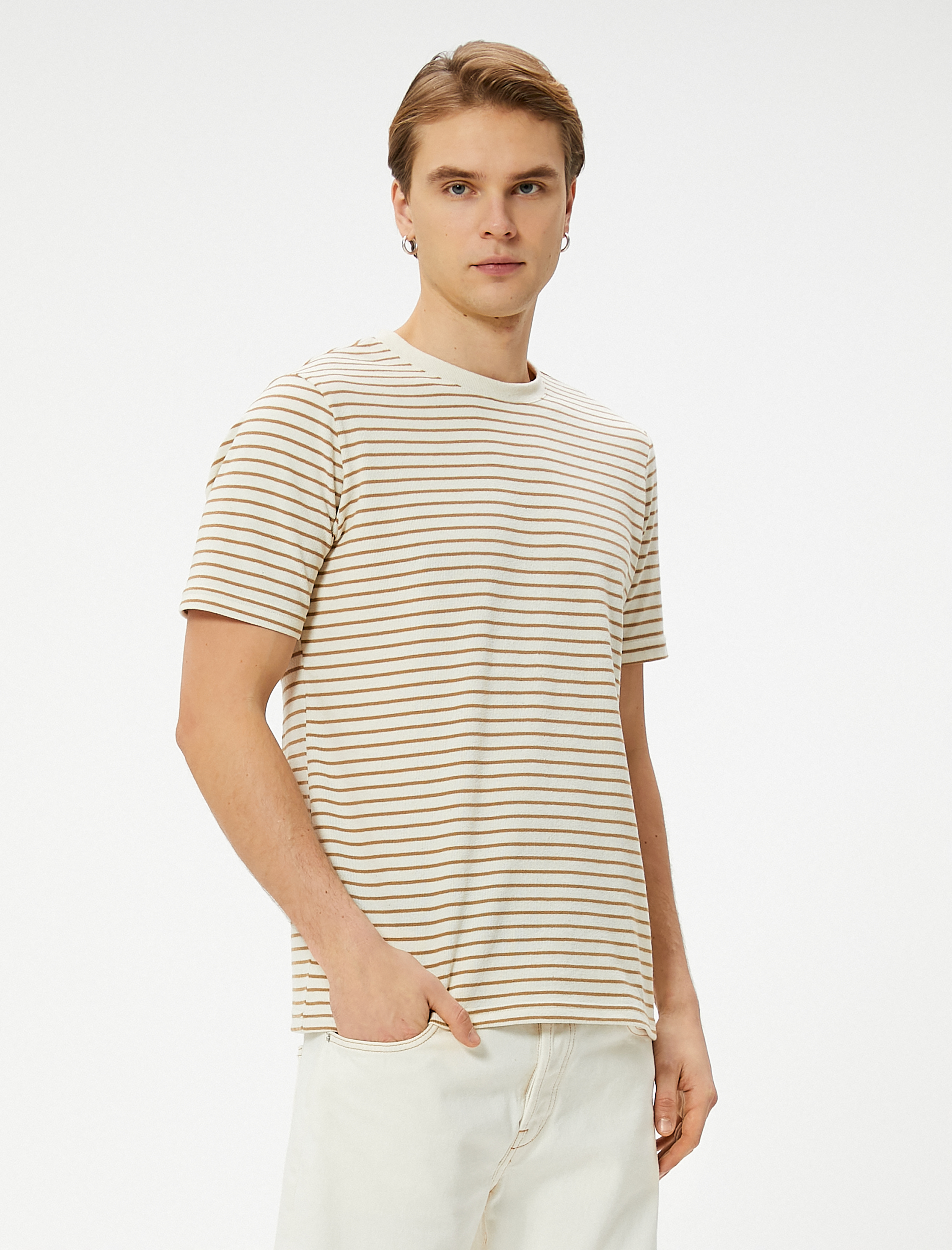   Basic Tişört Bisiklet Yaka Rahat Kesim Dokulu Viskon Karışımlı