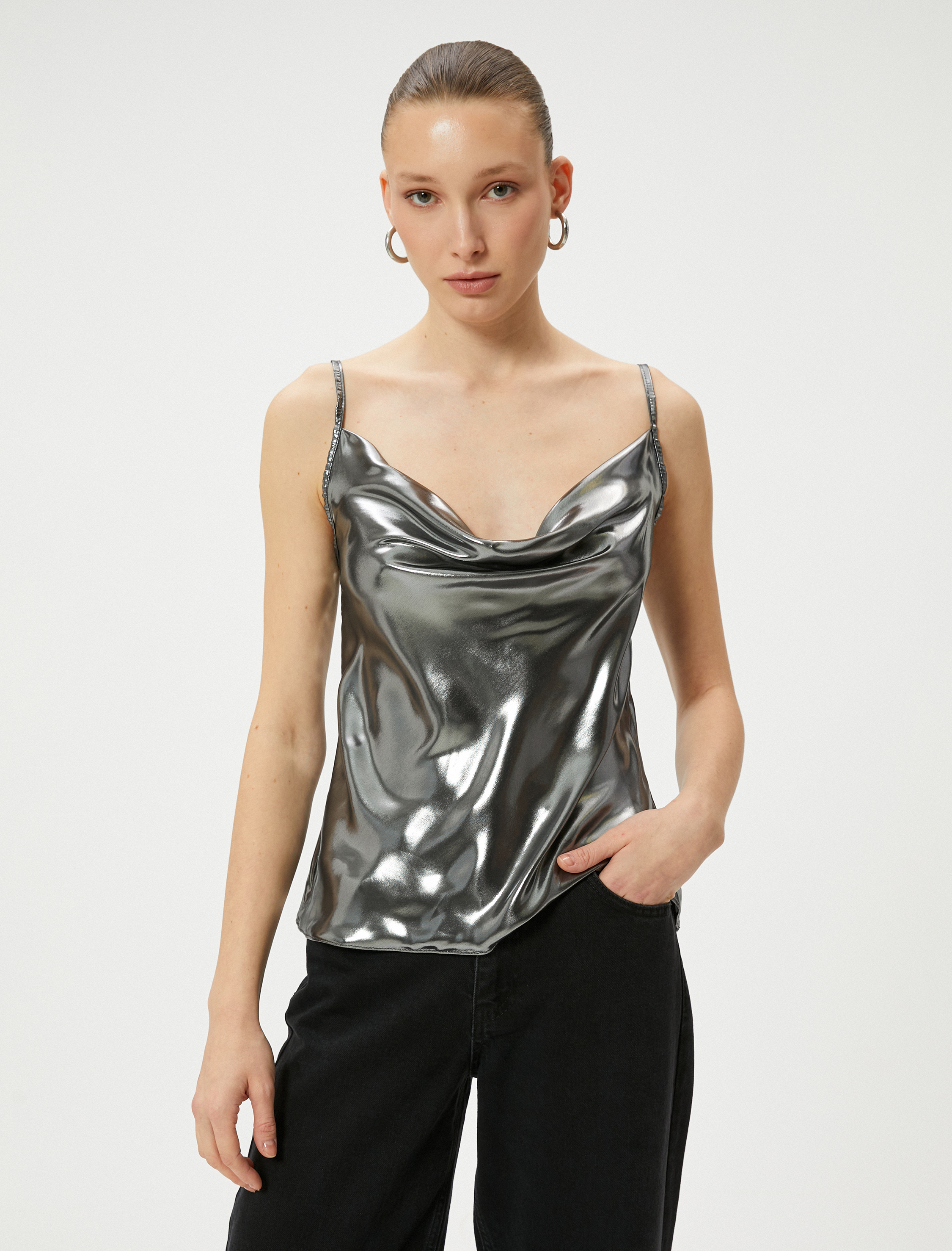   Parlak Metalik Bluz İnce Askılı Degaje Yaka