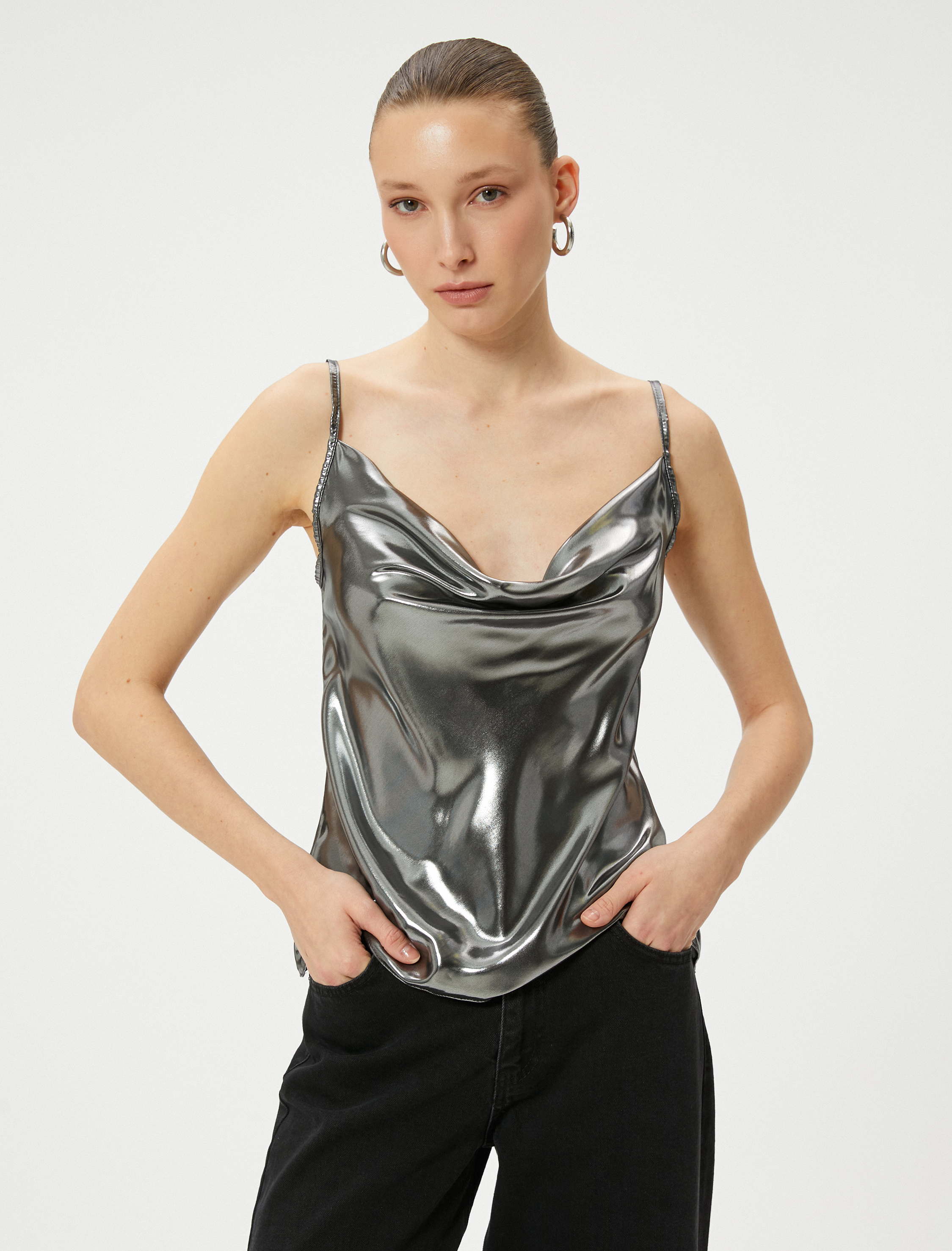   Parlak Metalik Bluz İnce Askılı Degaje Yaka