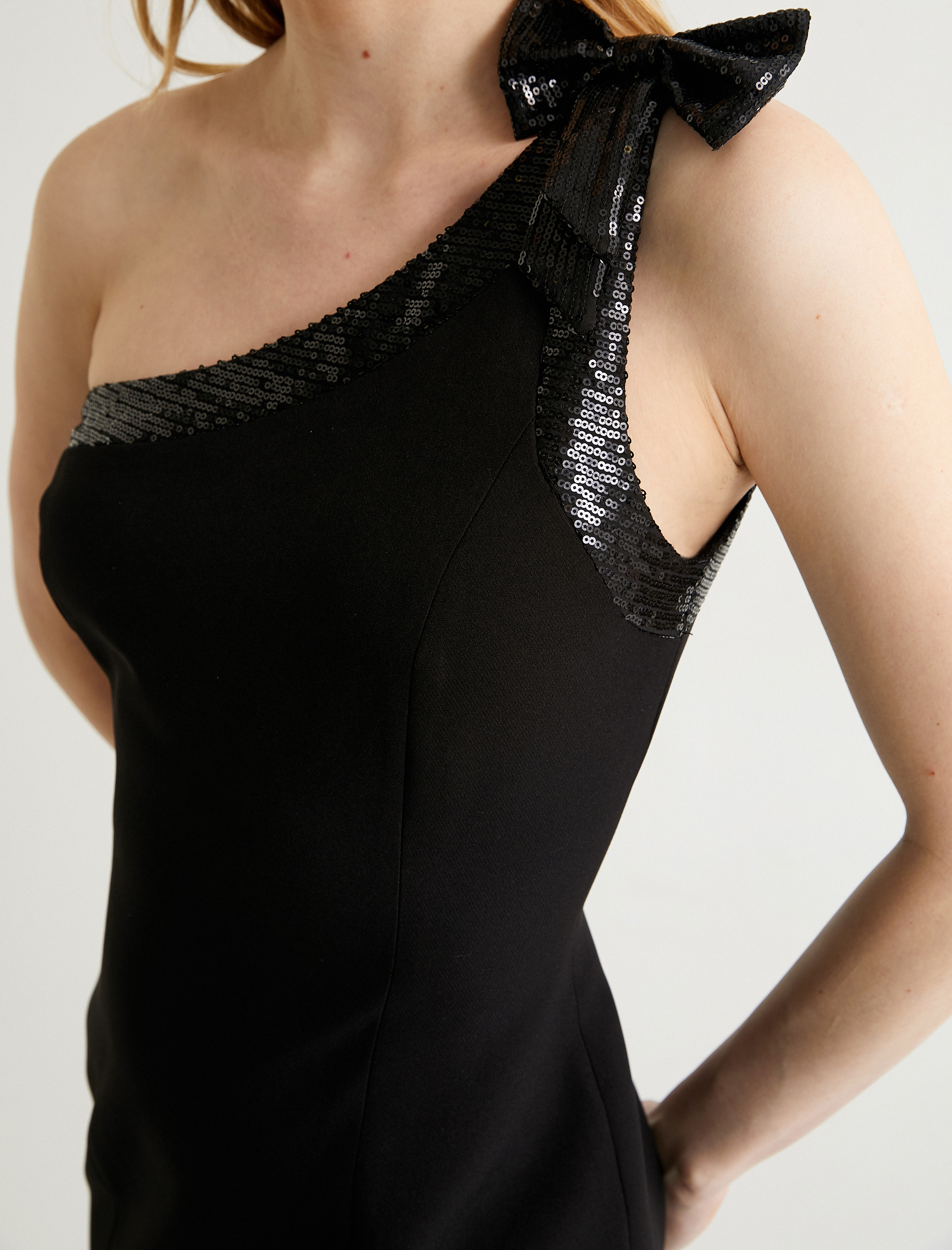 Tek Omuz Mini Abiye Elbise Pullu Payetli Fiyonk Detaylı