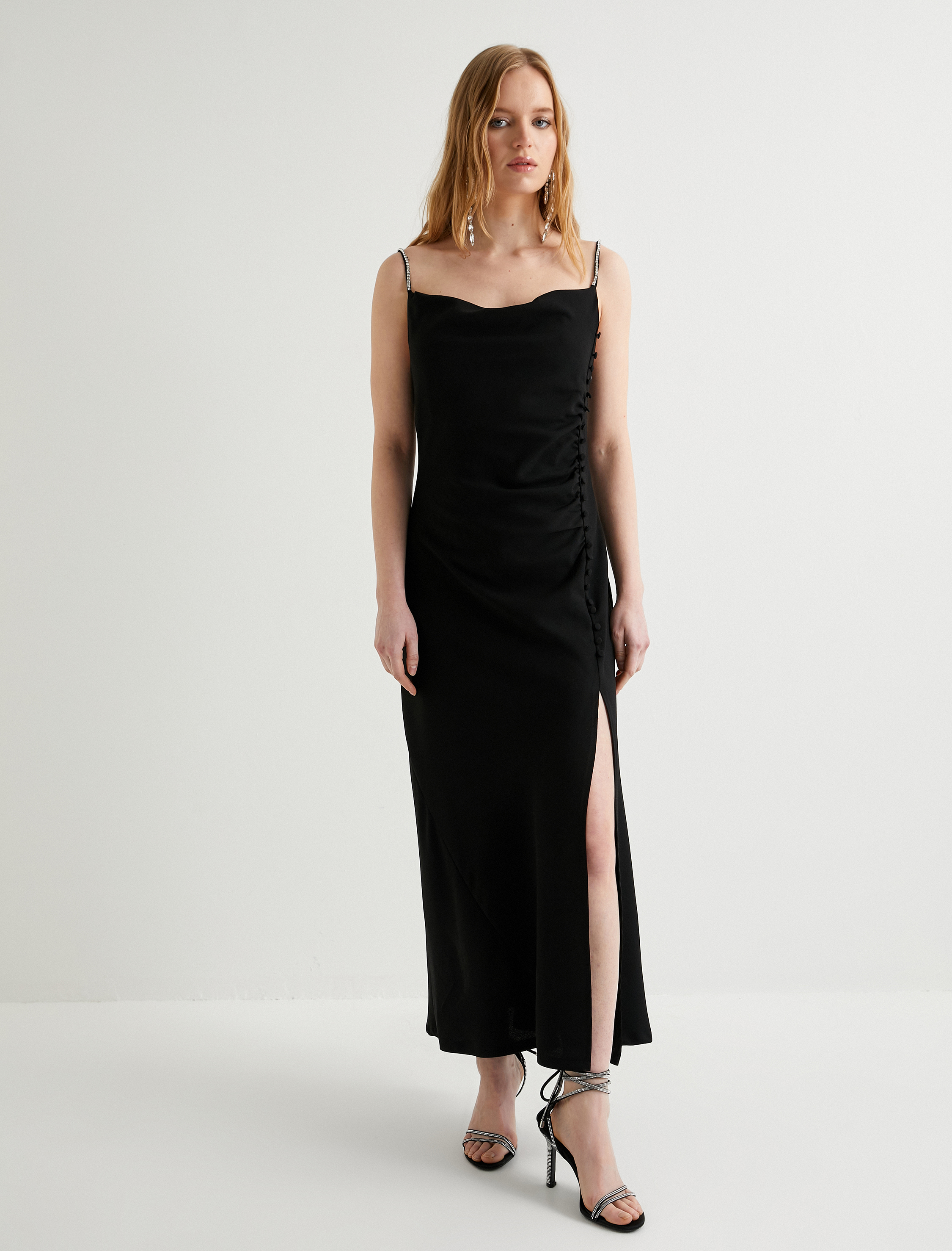   Taşlı Uzun Abiye Elbise İnce Askılı Yırtmaçlı Yanları Düğme Detaylı