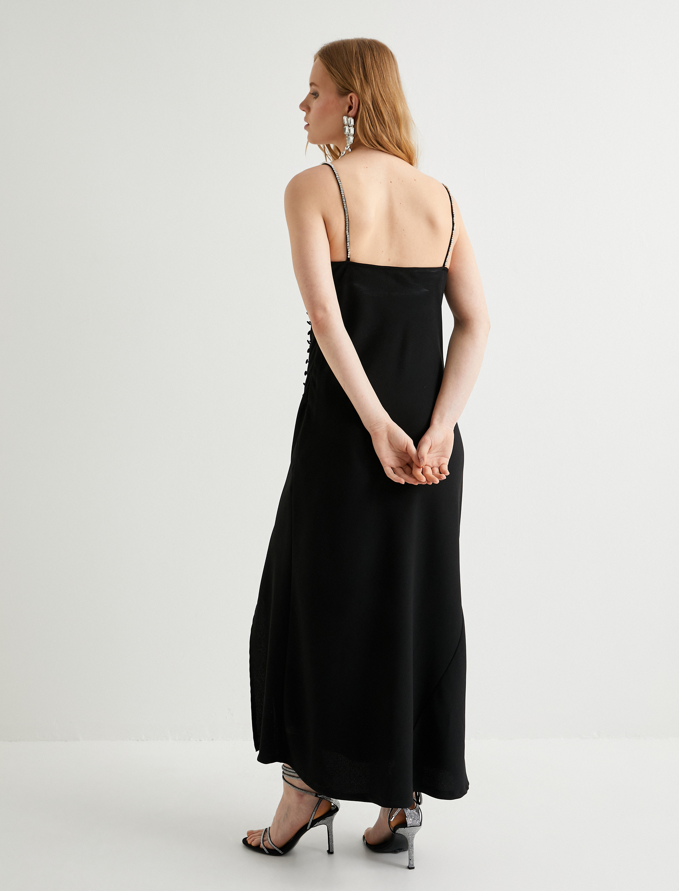   Taşlı Uzun Abiye Elbise İnce Askılı Yırtmaçlı Yanları Düğme Detaylı