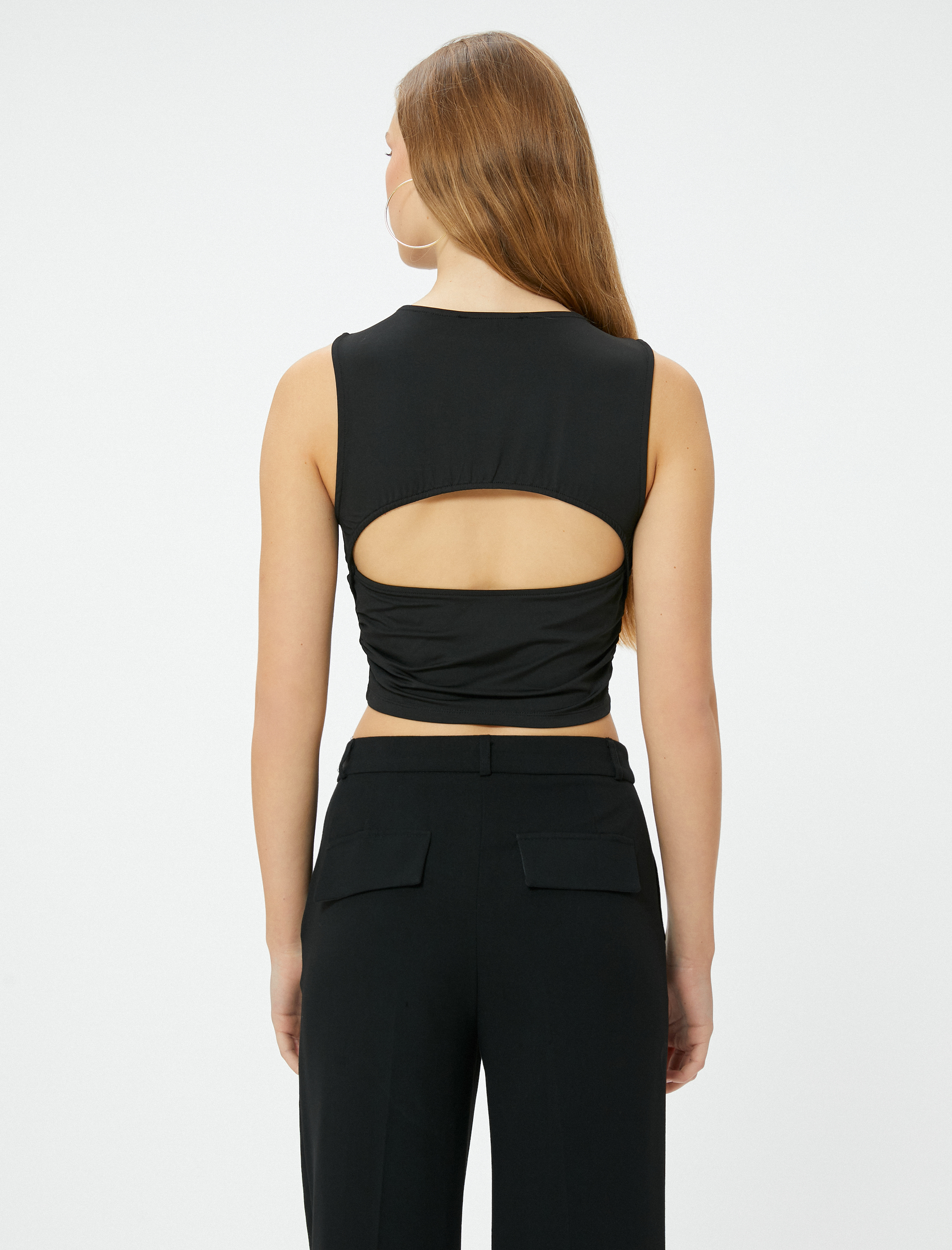Arkası Pencere Detaylı Crop Top Kolsuz