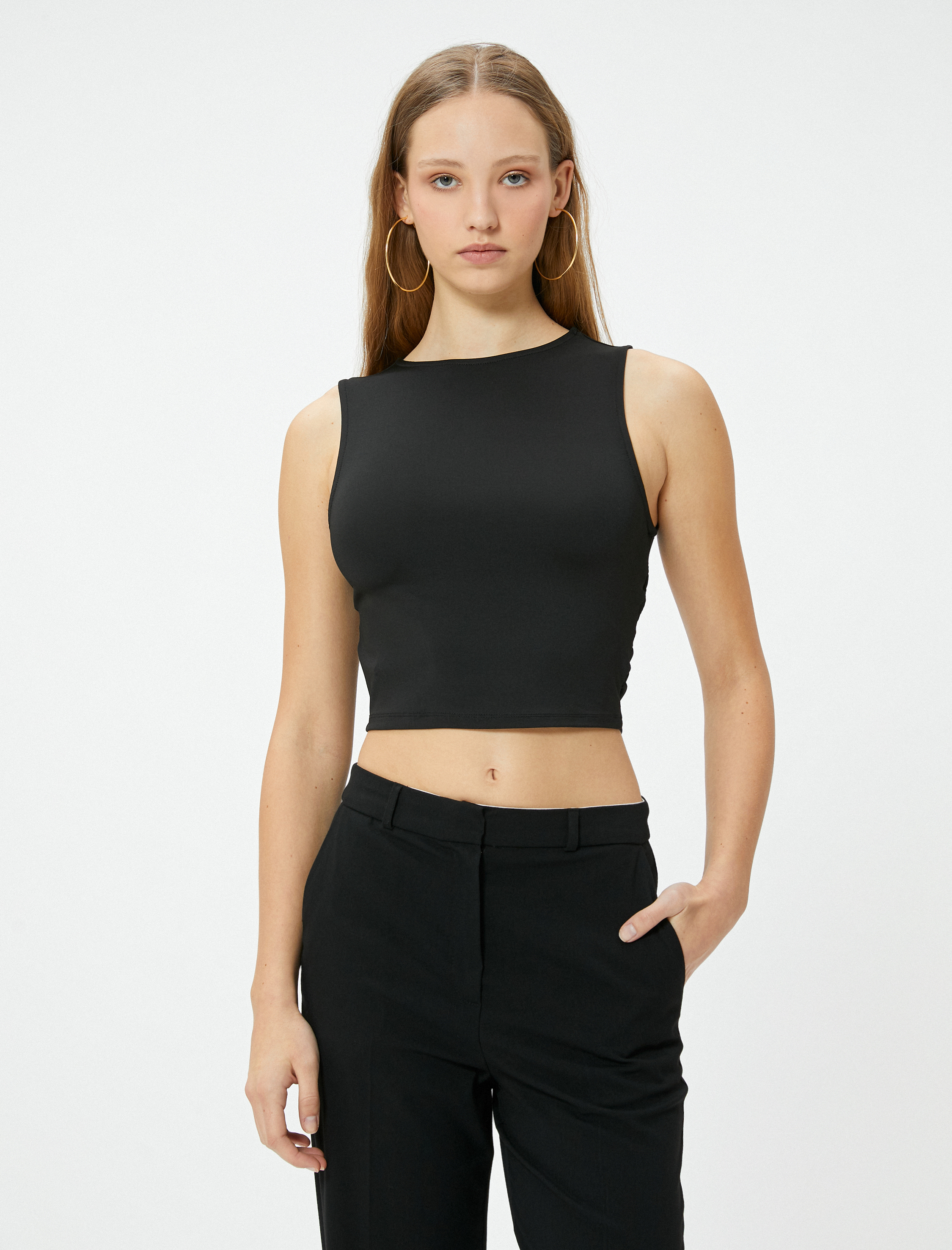 Arkası Pencere Detaylı Crop Top Kolsuz