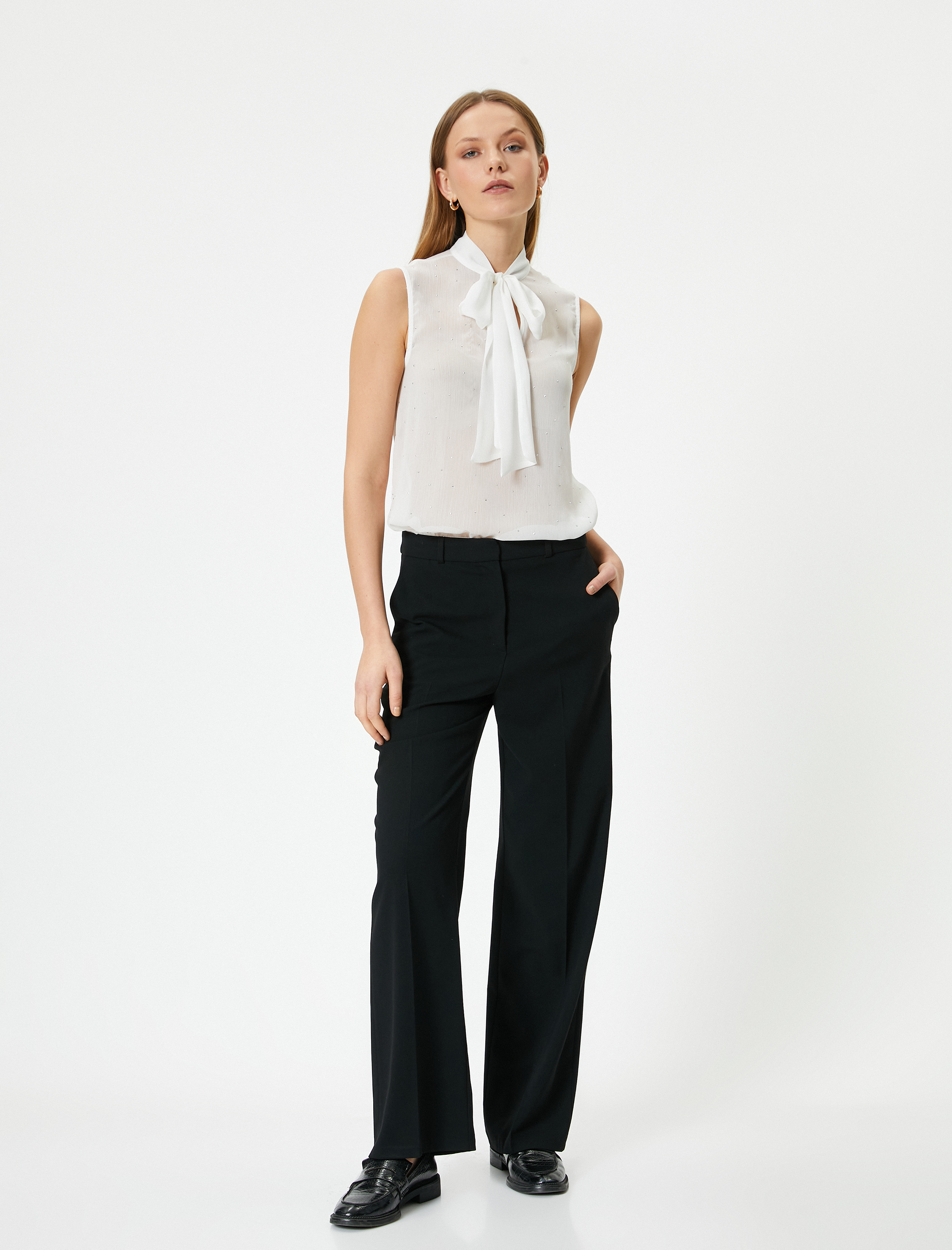   Fular Yaka Bluz Pencere Detaylı Kolsuz Taş Baskılı