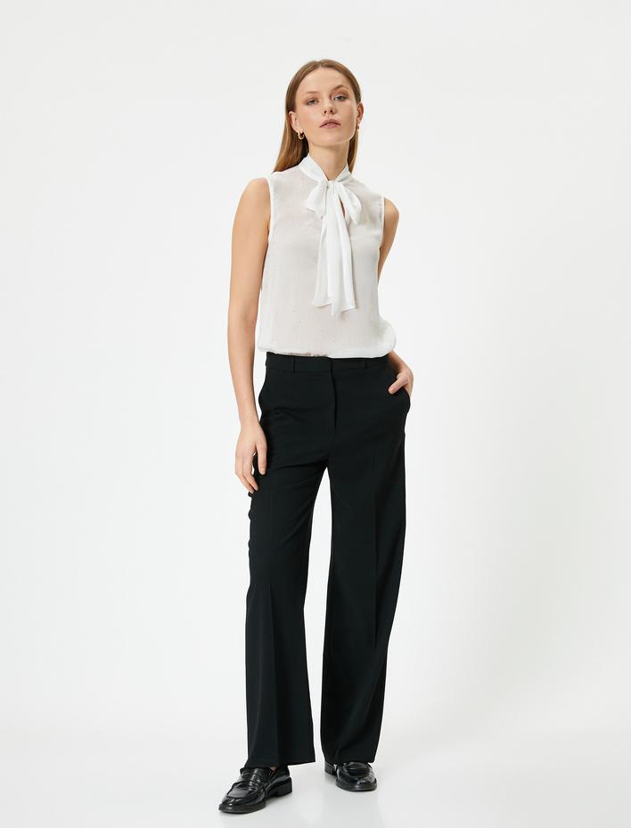  Fular Yaka Bluz Pencere Detaylı Kolsuz Taş Baskılı