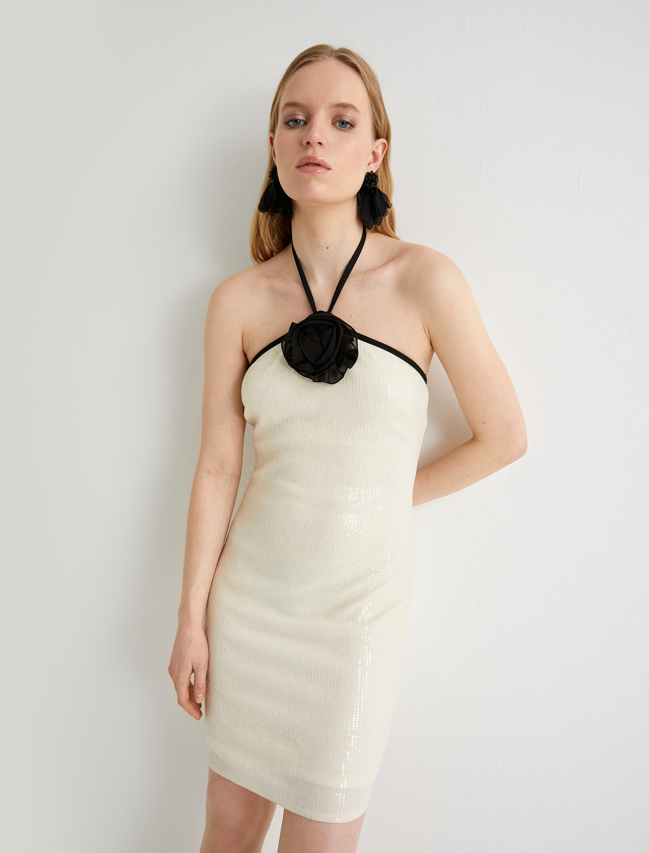   Pullu Payetli Abiye Elbise Halter Yaka Gül Aplike Detaylı Mini