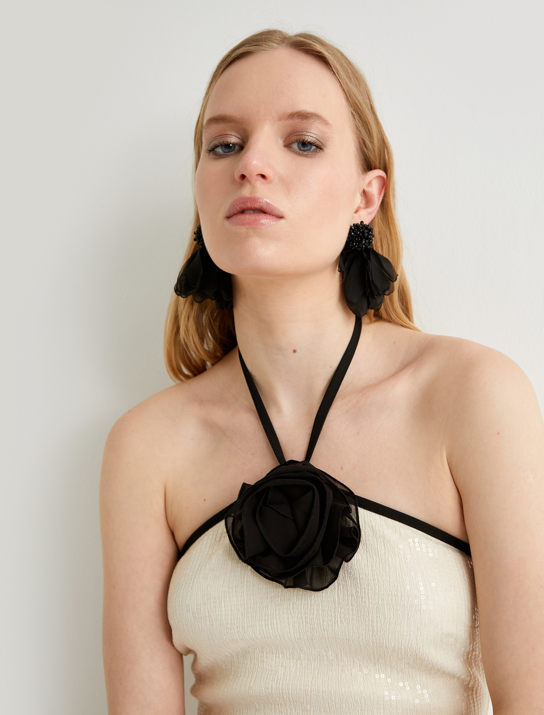   Pullu Payetli Abiye Elbise Halter Yaka Gül Aplike Detaylı Mini