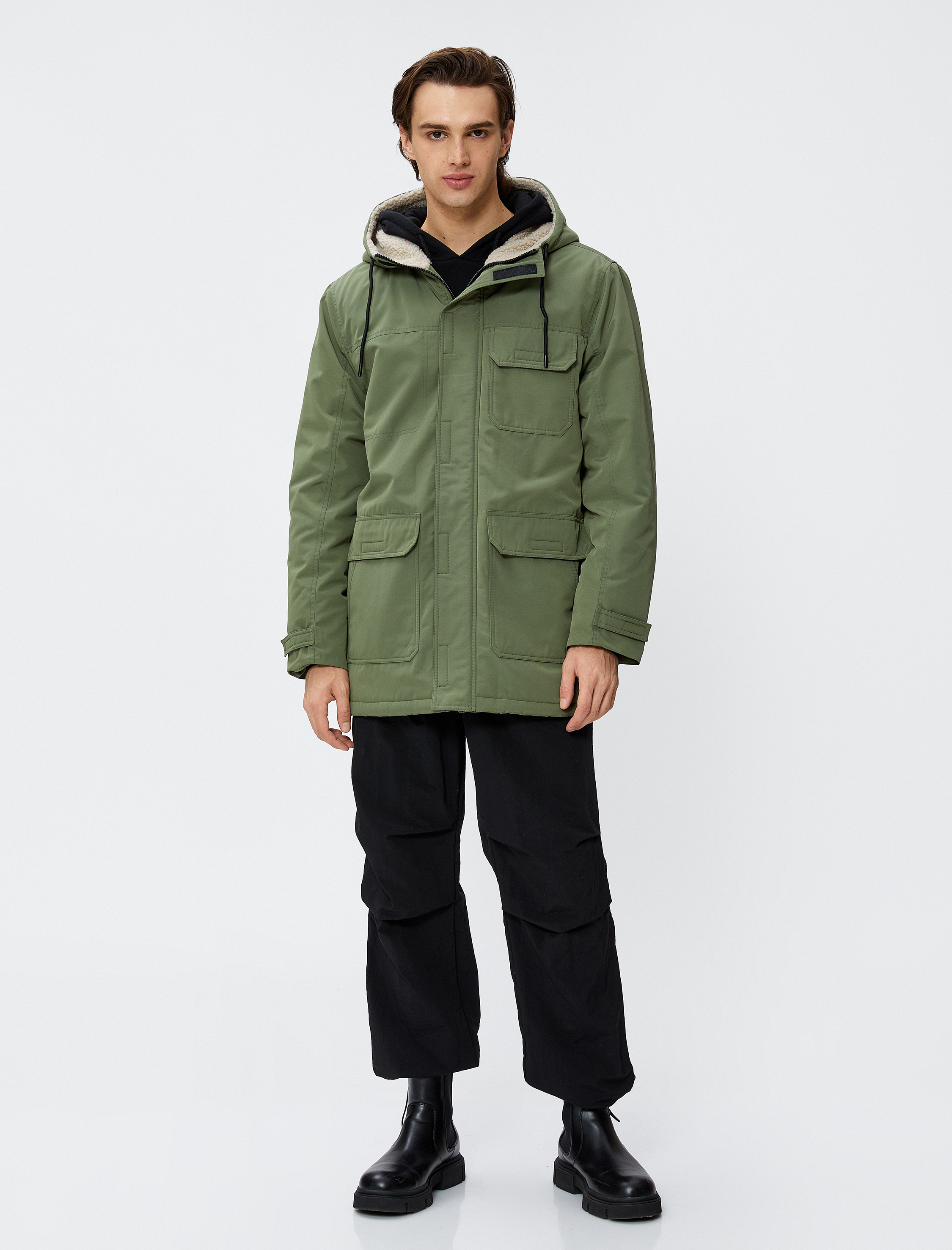 Fermuarlı Kapşonlu Parka Cepli Peluş Detaylı