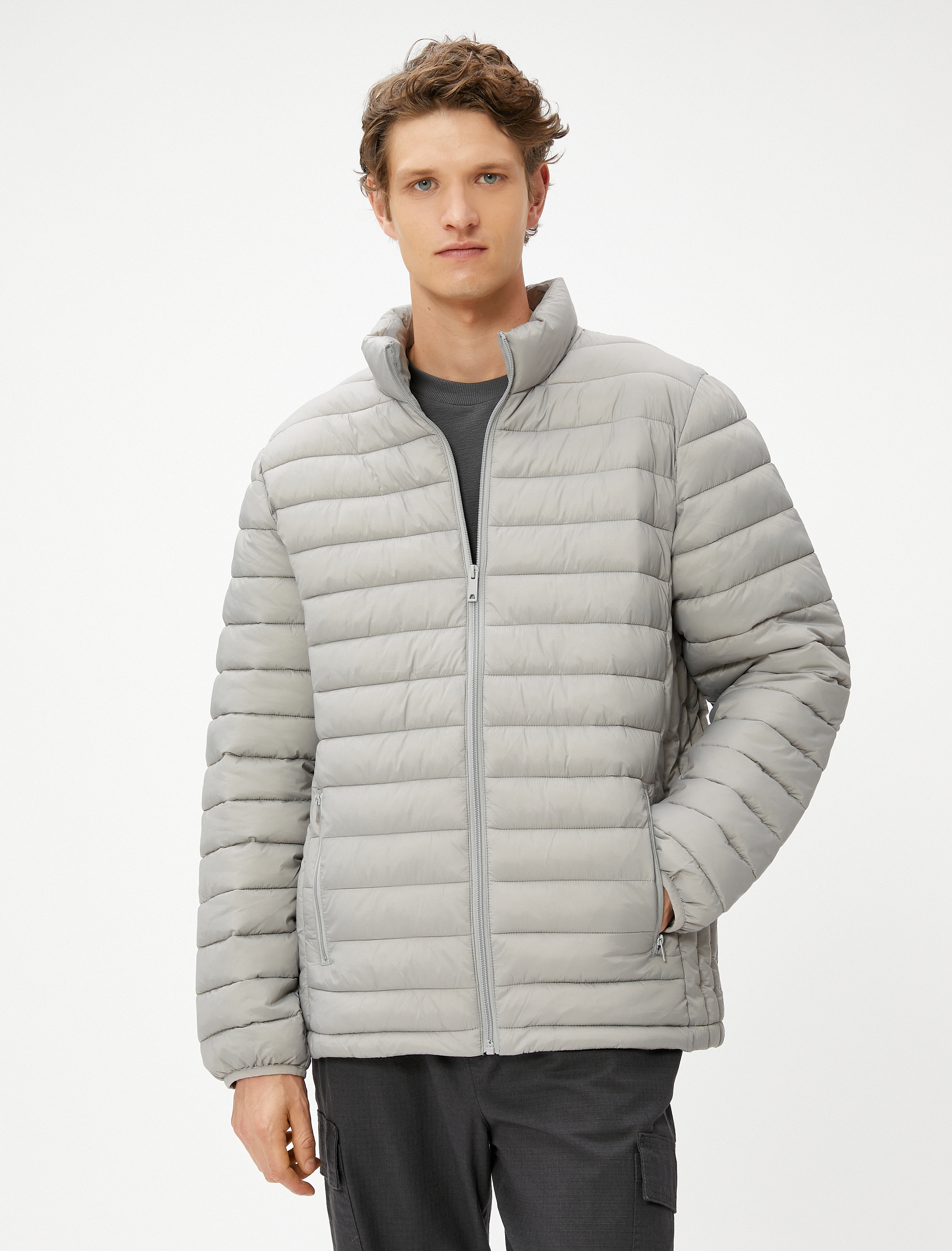   Mevsimlik Şişme Mont Dik Yaka Kolları Lastikli Fermuarlı Cep Detaylı