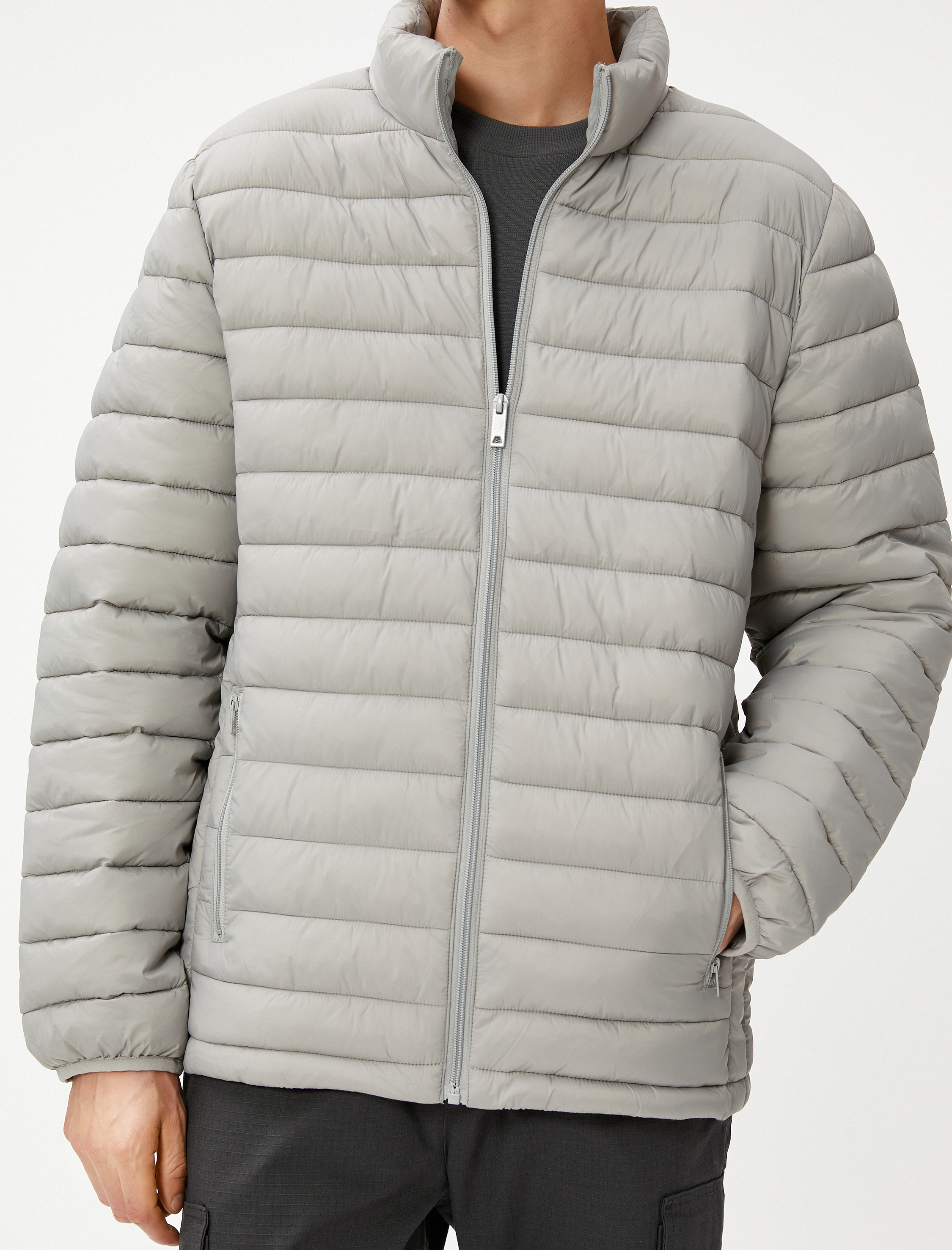   Mevsimlik Şişme Mont Dik Yaka Kolları Lastikli Fermuarlı Cep Detaylı