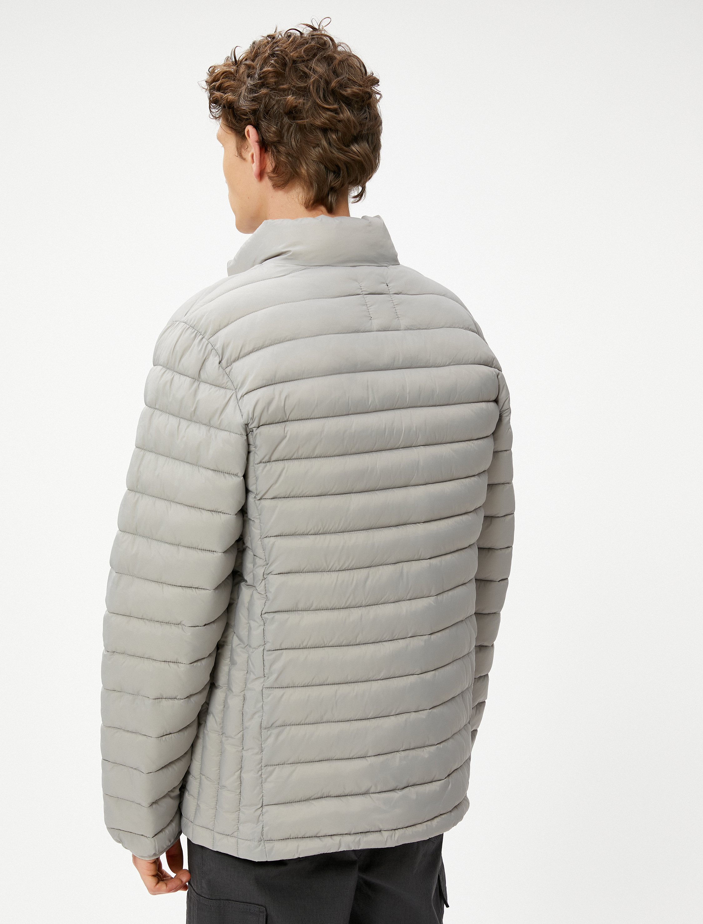   Mevsimlik Şişme Mont Dik Yaka Kolları Lastikli Fermuarlı Cep Detaylı