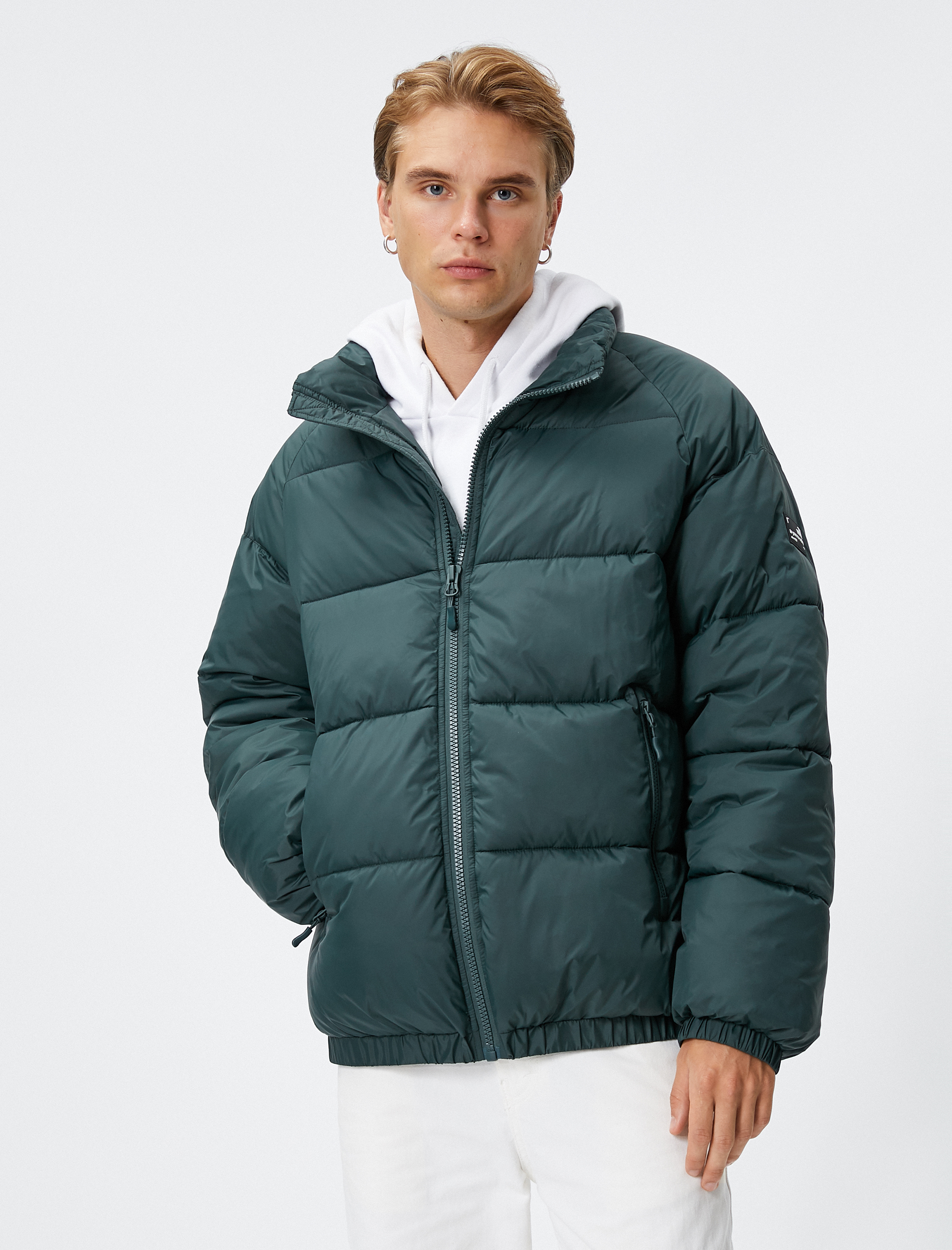   Şişme Mont Dik Yaka Fermuarlı Etiket Baskılı Cep Detaylı