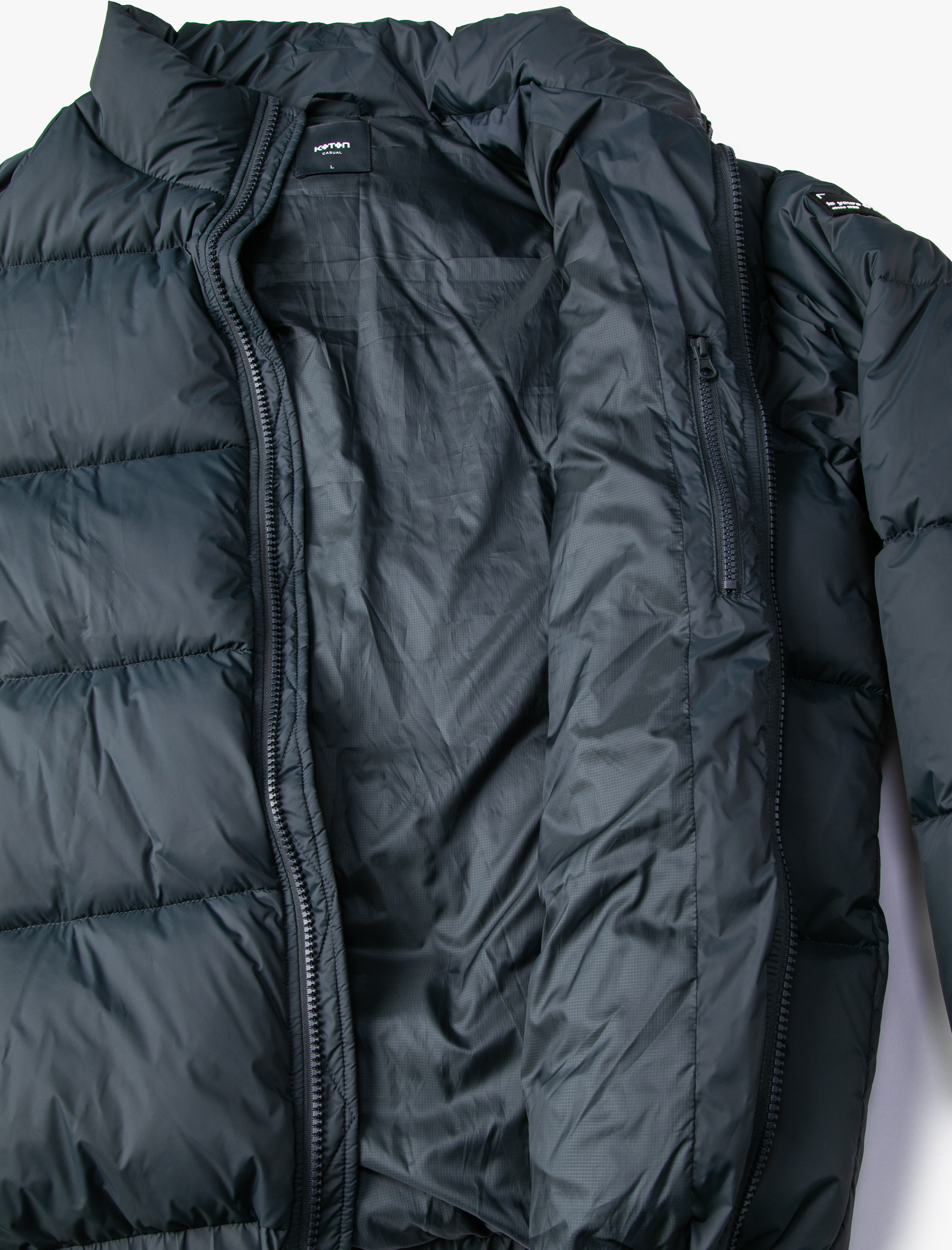   Şişme Mont Dik Yaka Fermuarlı Etiket Baskılı Cep Detaylı