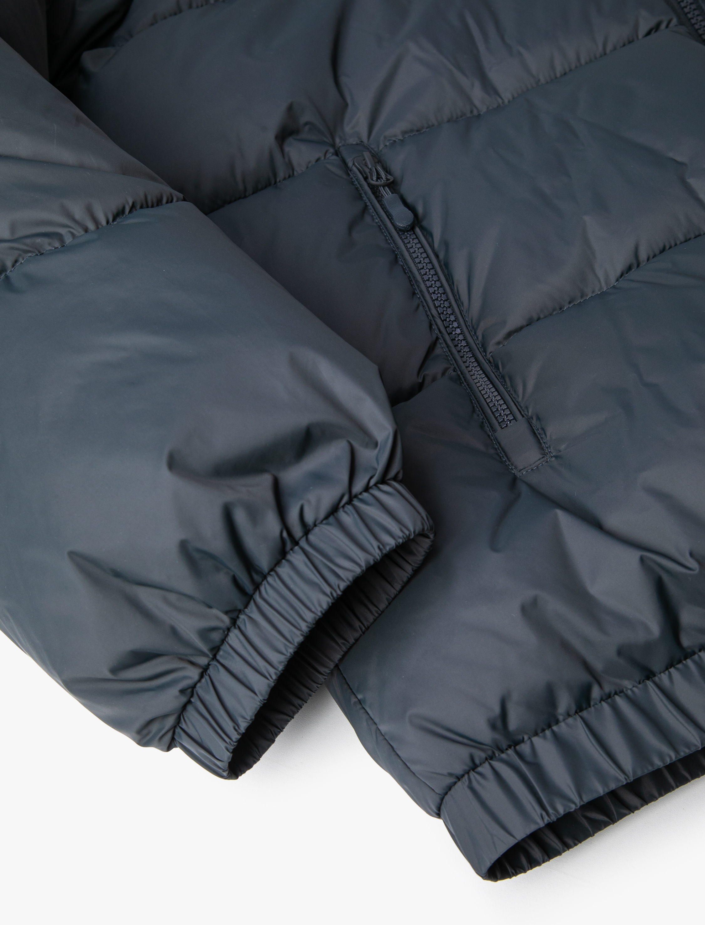   Şişme Mont Dik Yaka Fermuarlı Etiket Baskılı Cep Detaylı