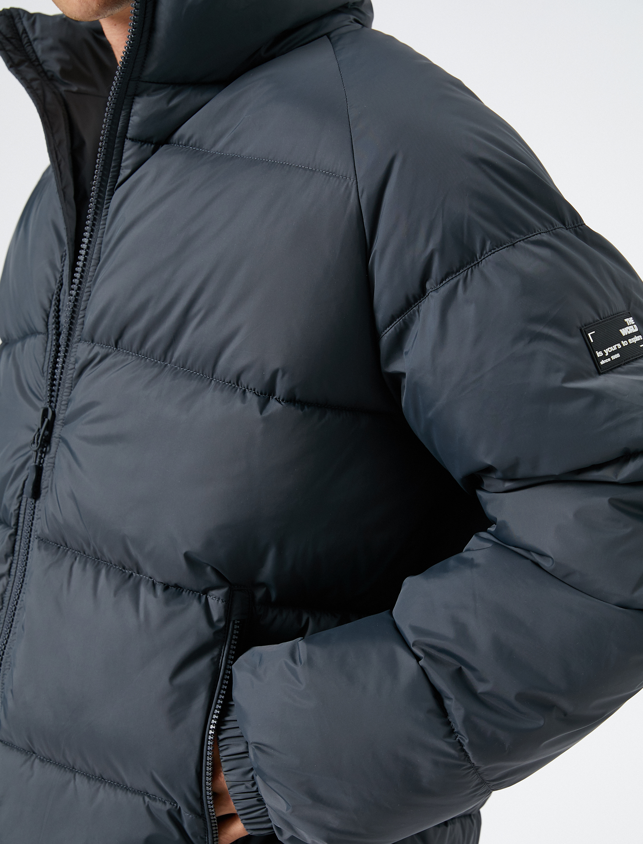   Şişme Mont Dik Yaka Fermuarlı Etiket Baskılı Cep Detaylı